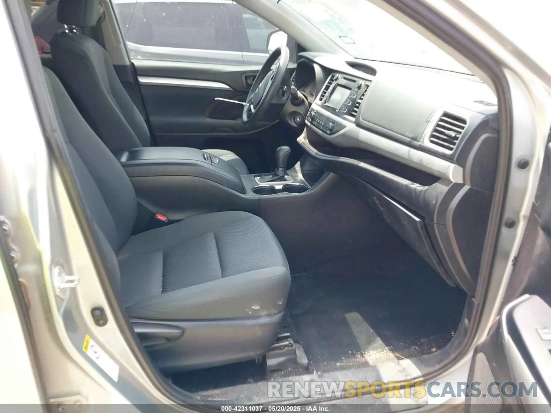 5 Photograph of a damaged car 5TDZZRFH8KS326112 TOYOTA HIGHLANDER 2019