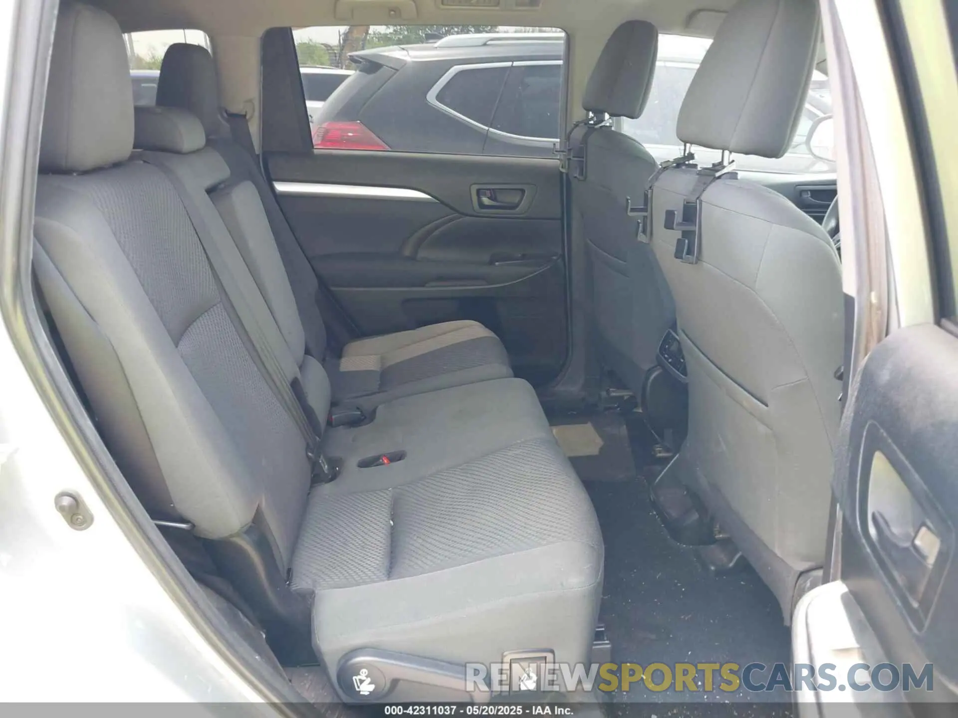 8 Photograph of a damaged car 5TDZZRFH8KS326112 TOYOTA HIGHLANDER 2019