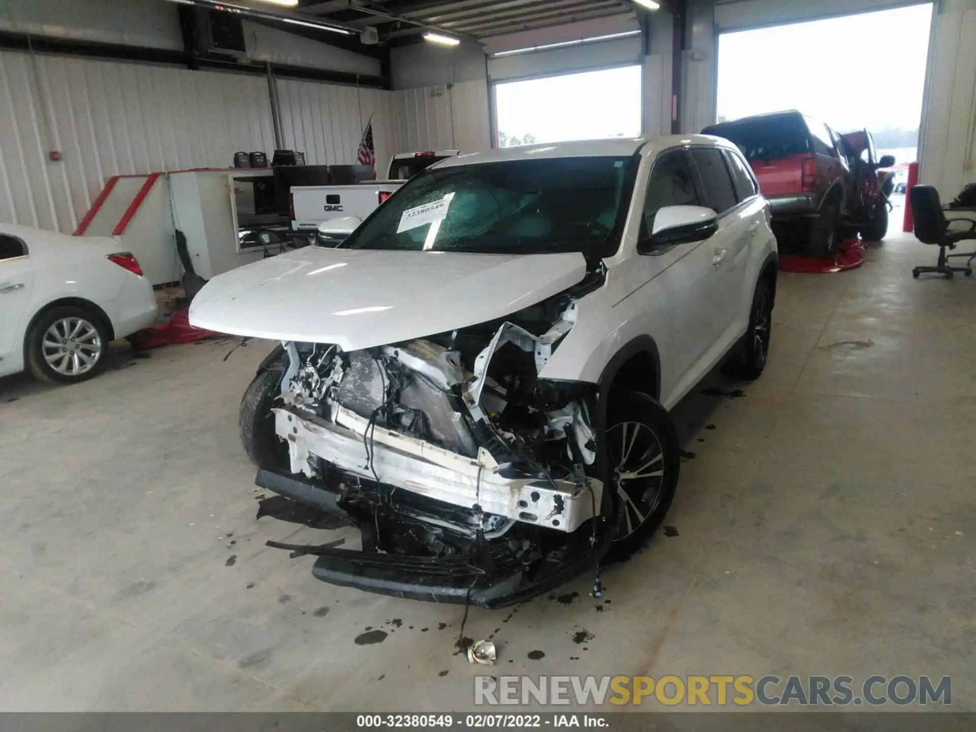 2 Photograph of a damaged car 5TDZZRFH8KS326787 TOYOTA HIGHLANDER 2019