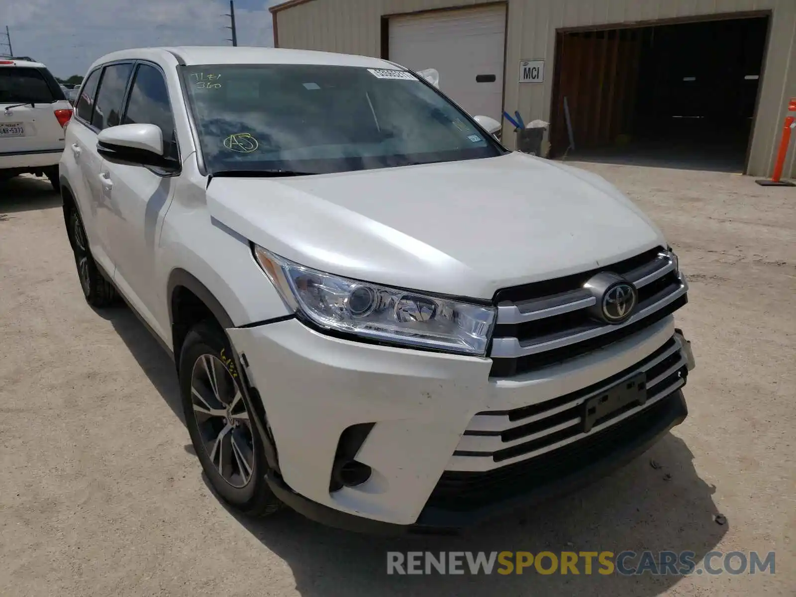 1 Photograph of a damaged car 5TDZZRFH8KS336624 TOYOTA HIGHLANDER 2019