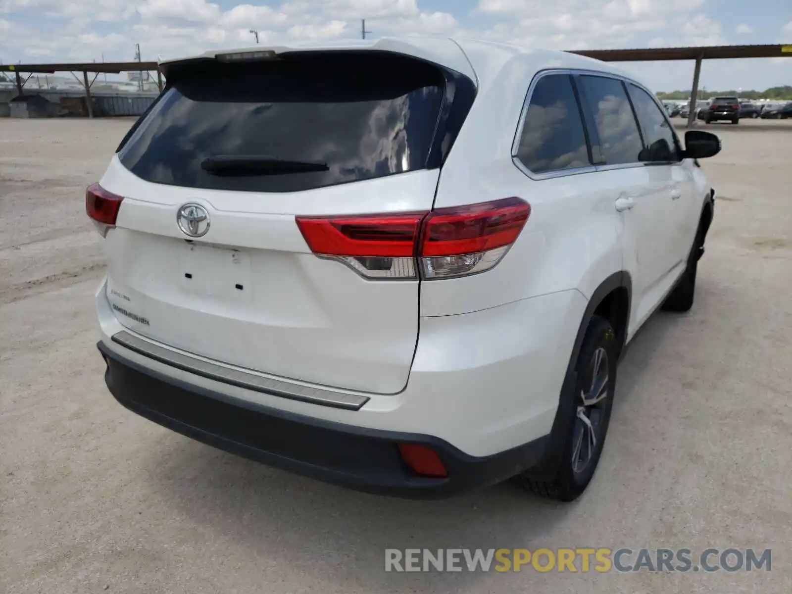 4 Photograph of a damaged car 5TDZZRFH8KS336624 TOYOTA HIGHLANDER 2019