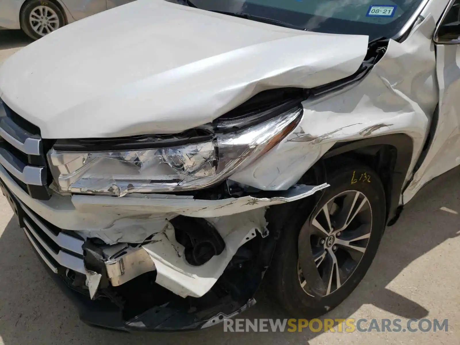 9 Photograph of a damaged car 5TDZZRFH8KS336624 TOYOTA HIGHLANDER 2019