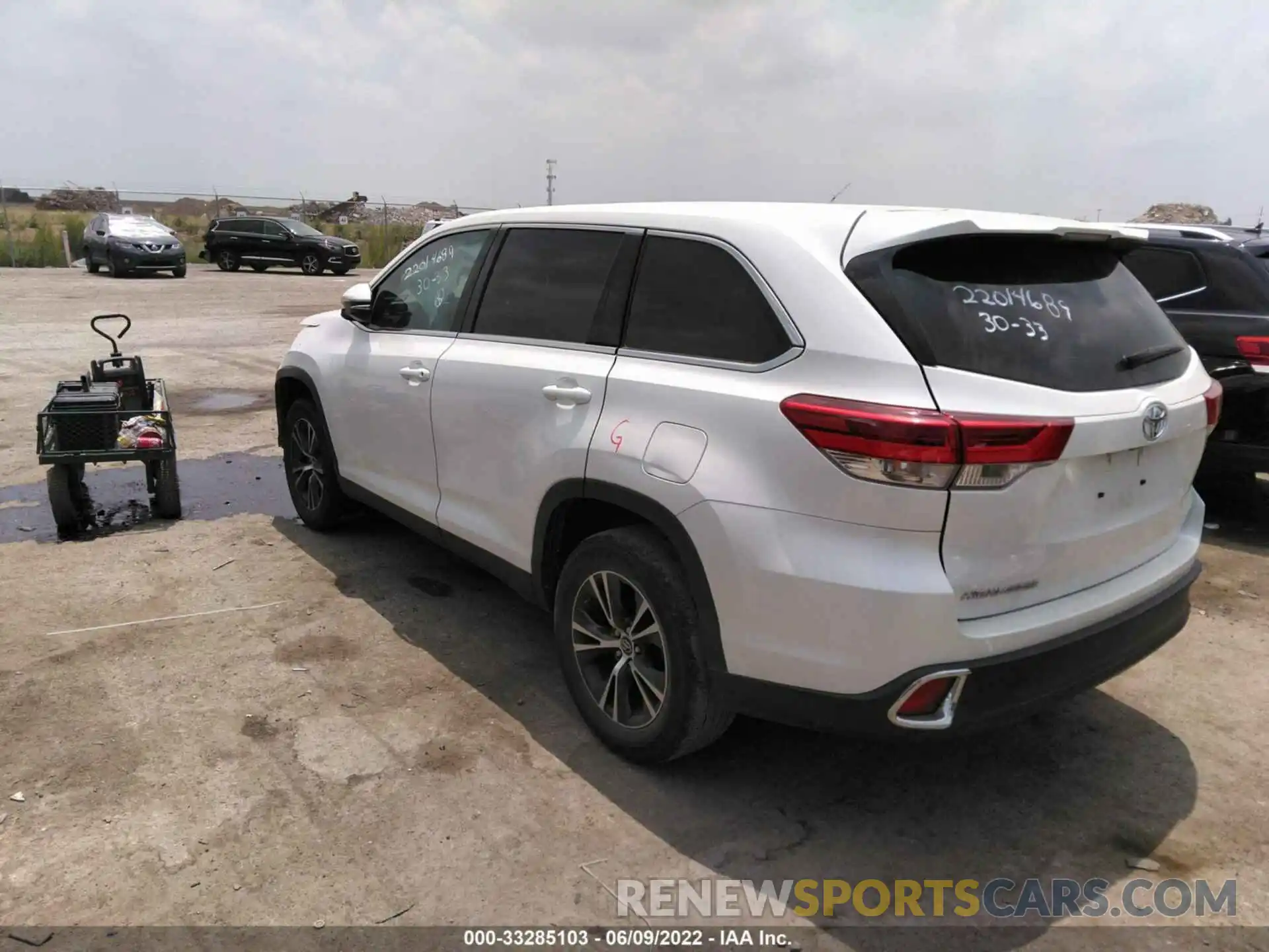 3 Photograph of a damaged car 5TDZZRFH8KS342729 TOYOTA HIGHLANDER 2019