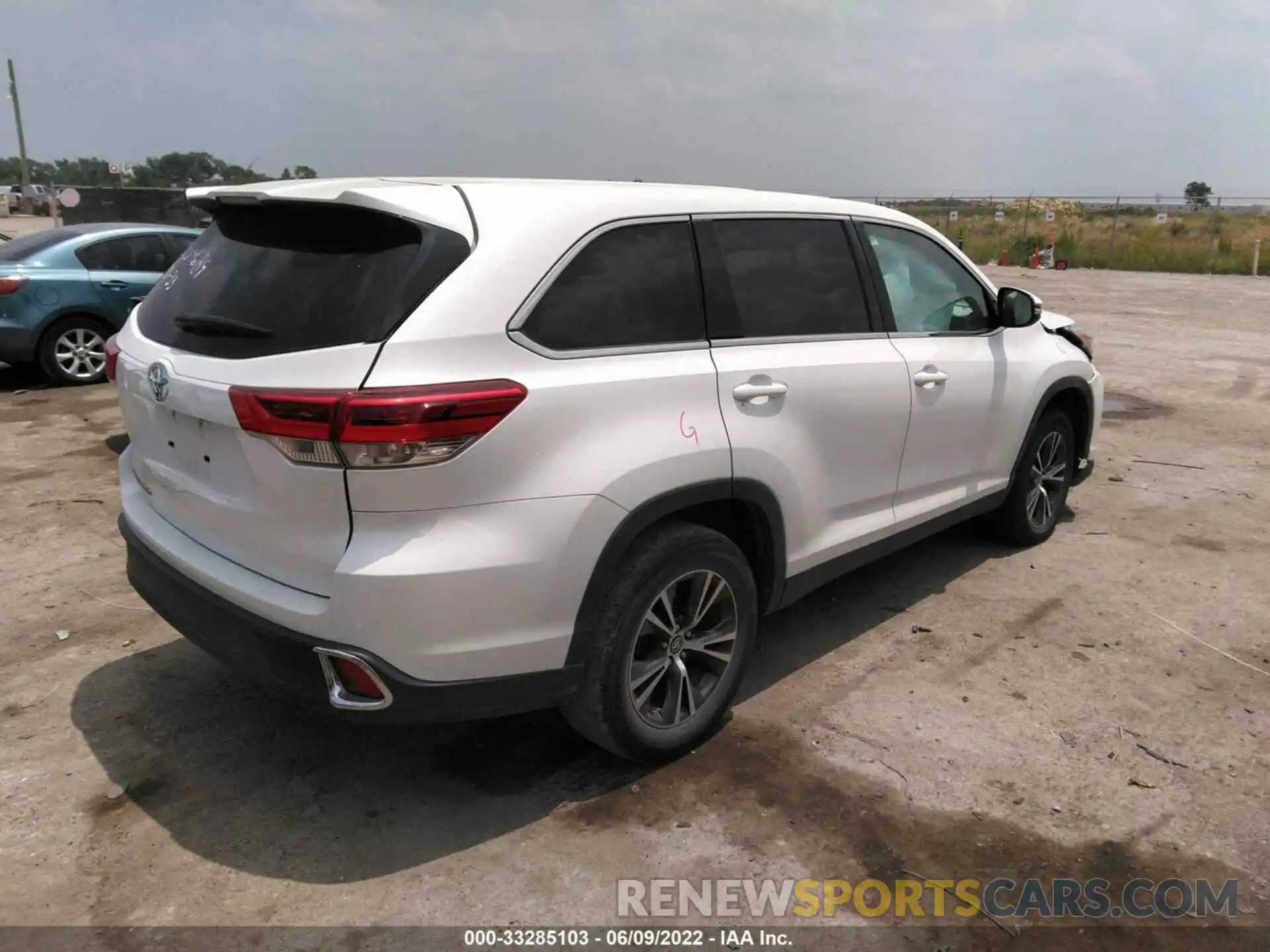 4 Photograph of a damaged car 5TDZZRFH8KS342729 TOYOTA HIGHLANDER 2019