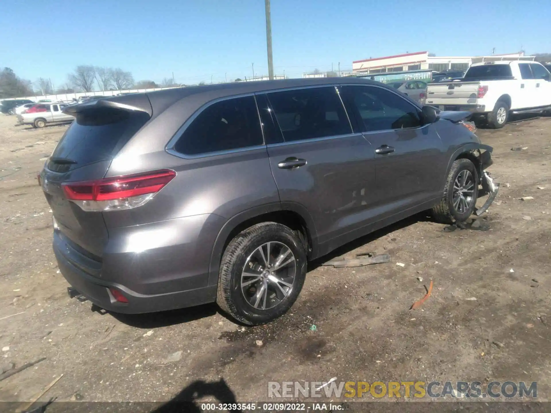 4 Photograph of a damaged car 5TDZZRFH8KS349406 TOYOTA HIGHLANDER 2019