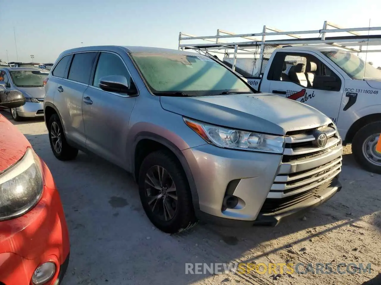 4 Photograph of a damaged car 5TDZZRFH8KS353357 TOYOTA HIGHLANDER 2019