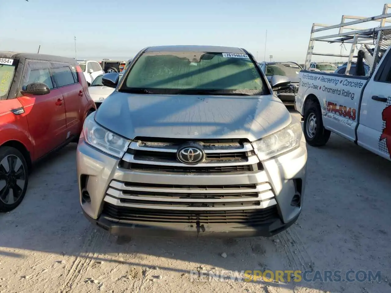 5 Photograph of a damaged car 5TDZZRFH8KS353357 TOYOTA HIGHLANDER 2019