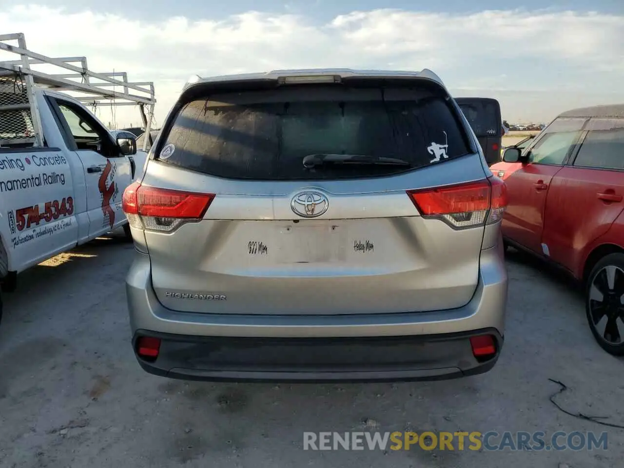 6 Photograph of a damaged car 5TDZZRFH8KS353357 TOYOTA HIGHLANDER 2019
