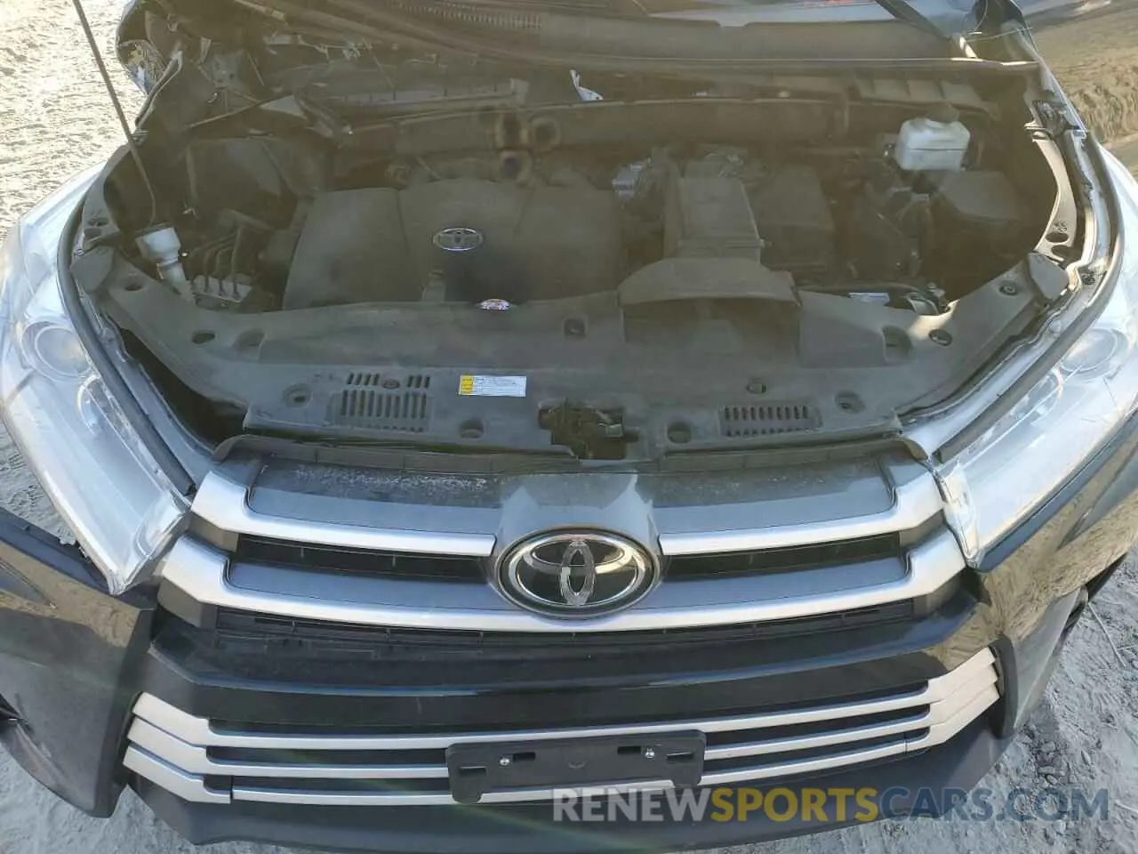 12 Photograph of a damaged car 5TDZZRFH8KS361653 TOYOTA HIGHLANDER 2019