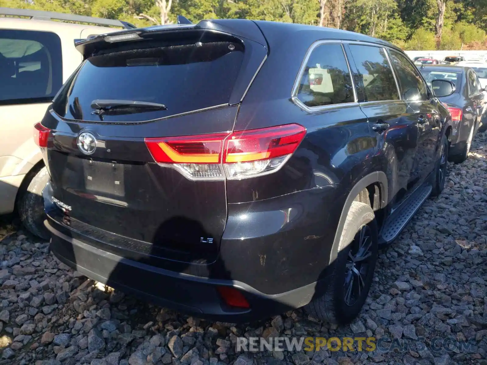 4 Photograph of a damaged car 5TDZZRFH8KS362060 TOYOTA HIGHLANDER 2019