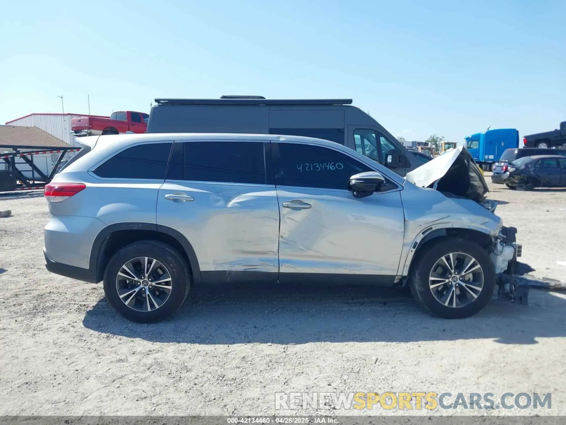 14 Photograph of a damaged car 5TDZZRFH8KS362902 TOYOTA HIGHLANDER 2019