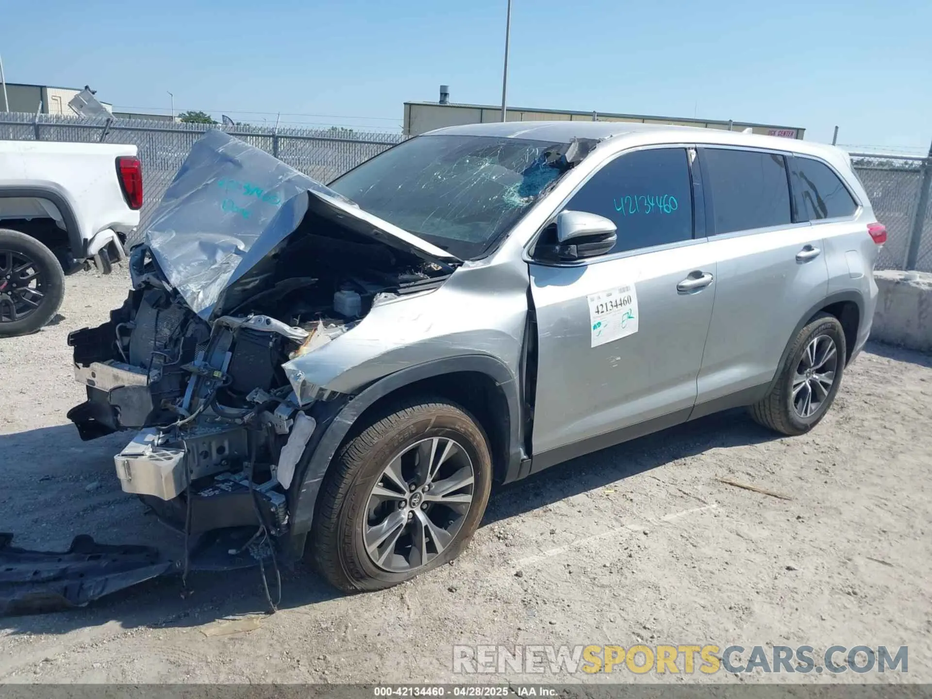 2 Photograph of a damaged car 5TDZZRFH8KS362902 TOYOTA HIGHLANDER 2019