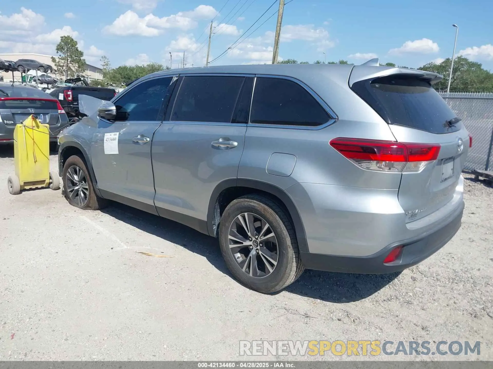 3 Photograph of a damaged car 5TDZZRFH8KS362902 TOYOTA HIGHLANDER 2019