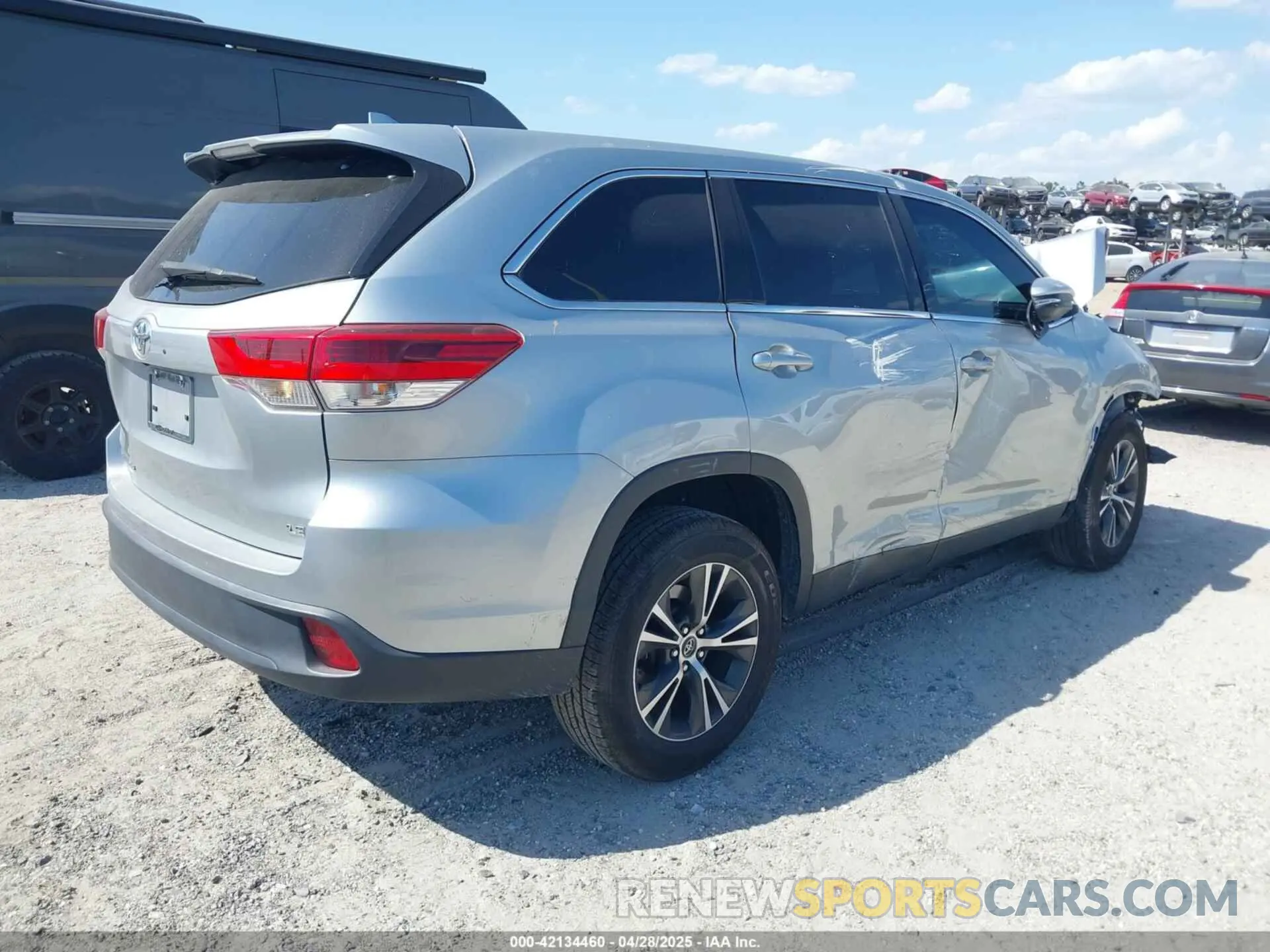 4 Photograph of a damaged car 5TDZZRFH8KS362902 TOYOTA HIGHLANDER 2019