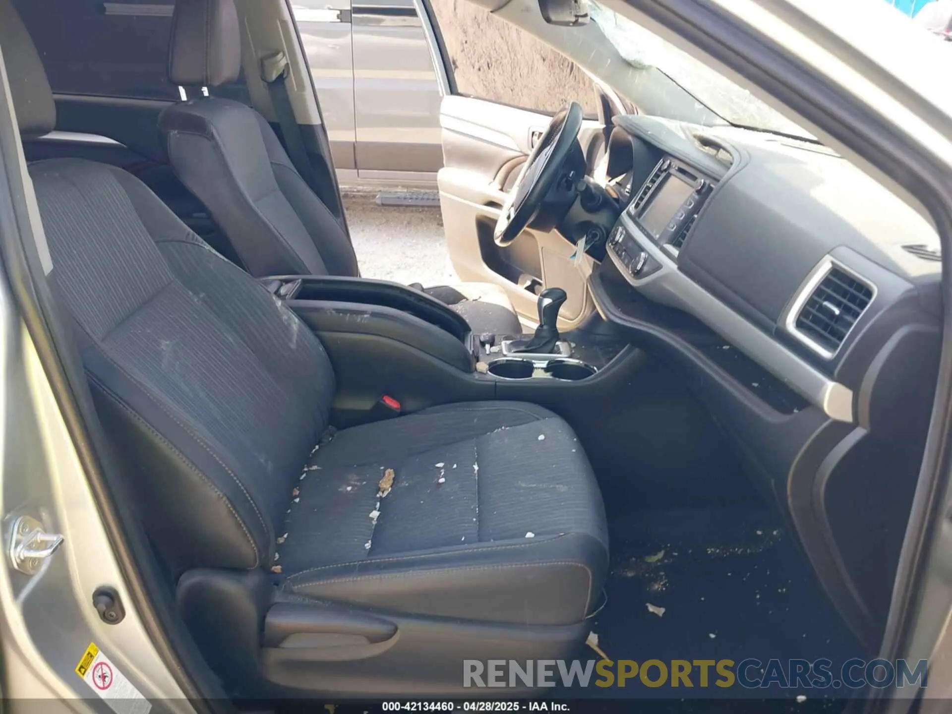 5 Photograph of a damaged car 5TDZZRFH8KS362902 TOYOTA HIGHLANDER 2019