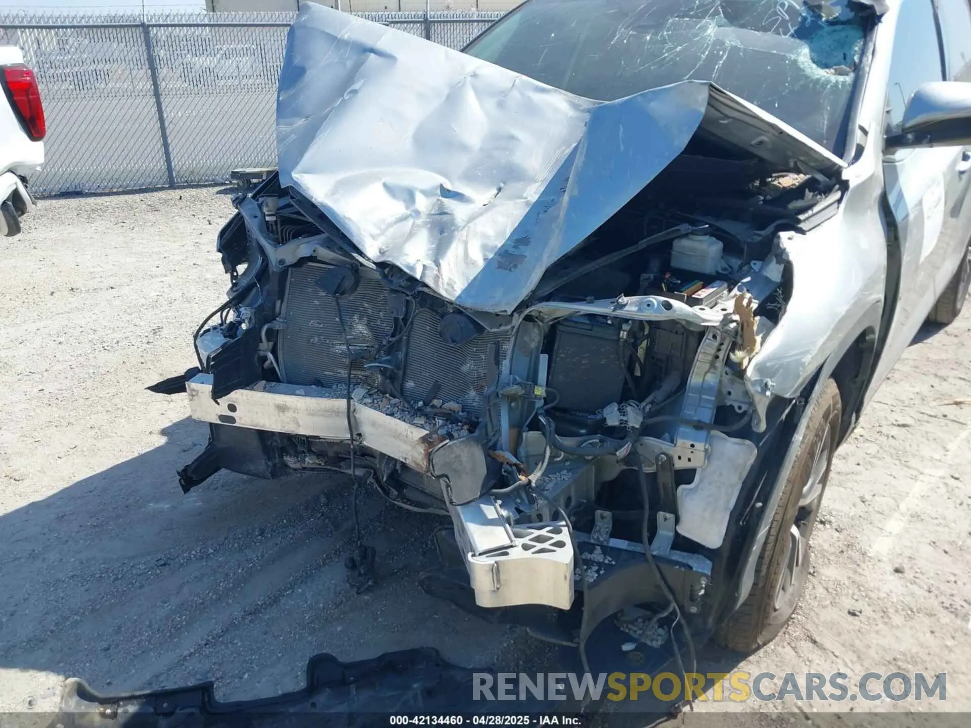 6 Photograph of a damaged car 5TDZZRFH8KS362902 TOYOTA HIGHLANDER 2019