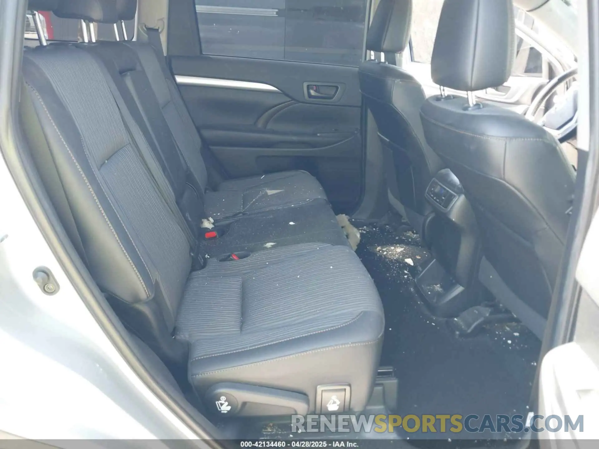 8 Photograph of a damaged car 5TDZZRFH8KS362902 TOYOTA HIGHLANDER 2019