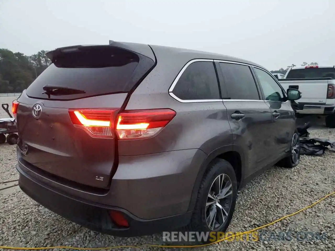 4 Photograph of a damaged car 5TDZZRFH8KS363113 TOYOTA HIGHLANDER 2019