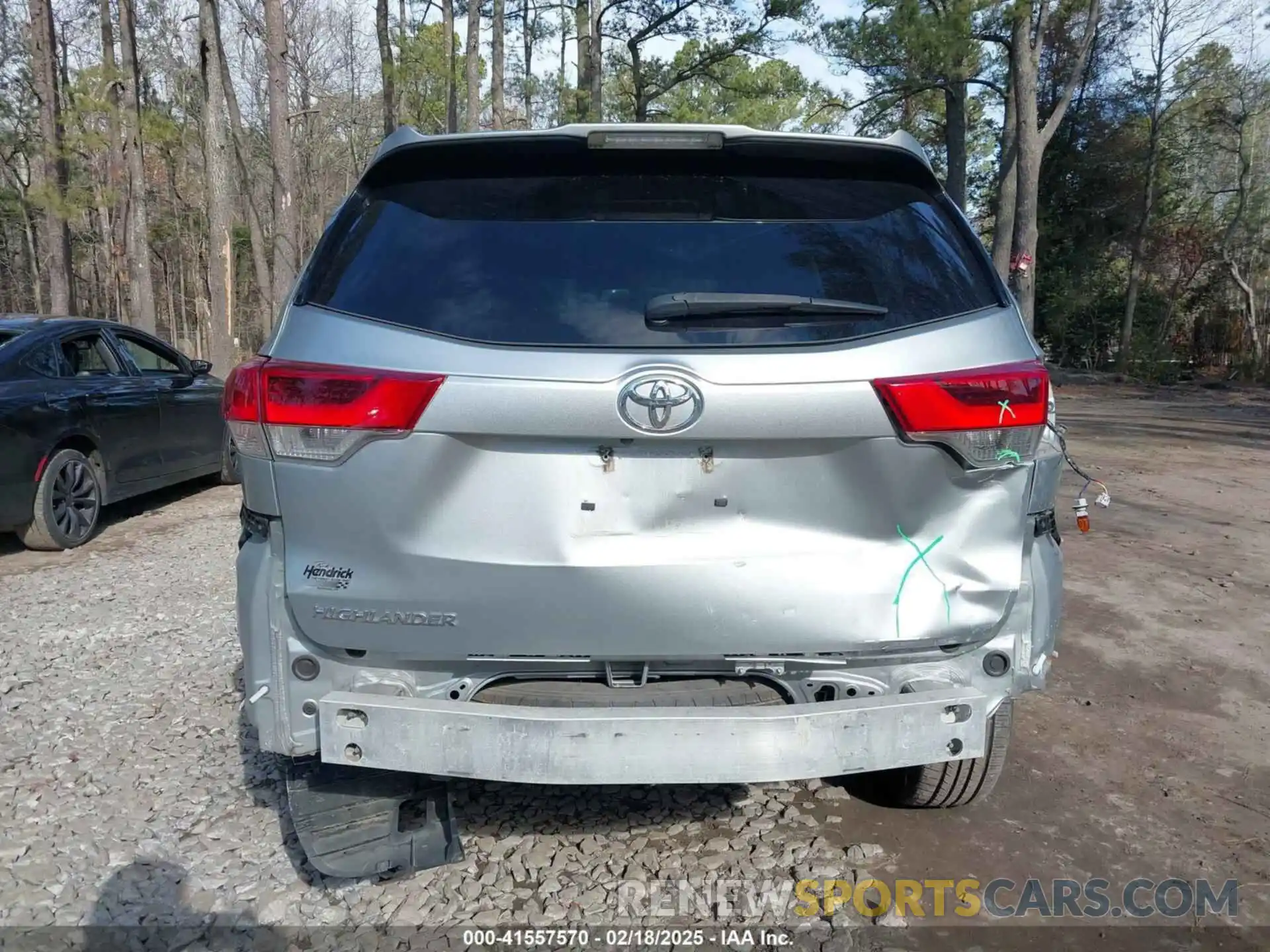 17 Photograph of a damaged car 5TDZZRFH9KS305057 TOYOTA HIGHLANDER 2019