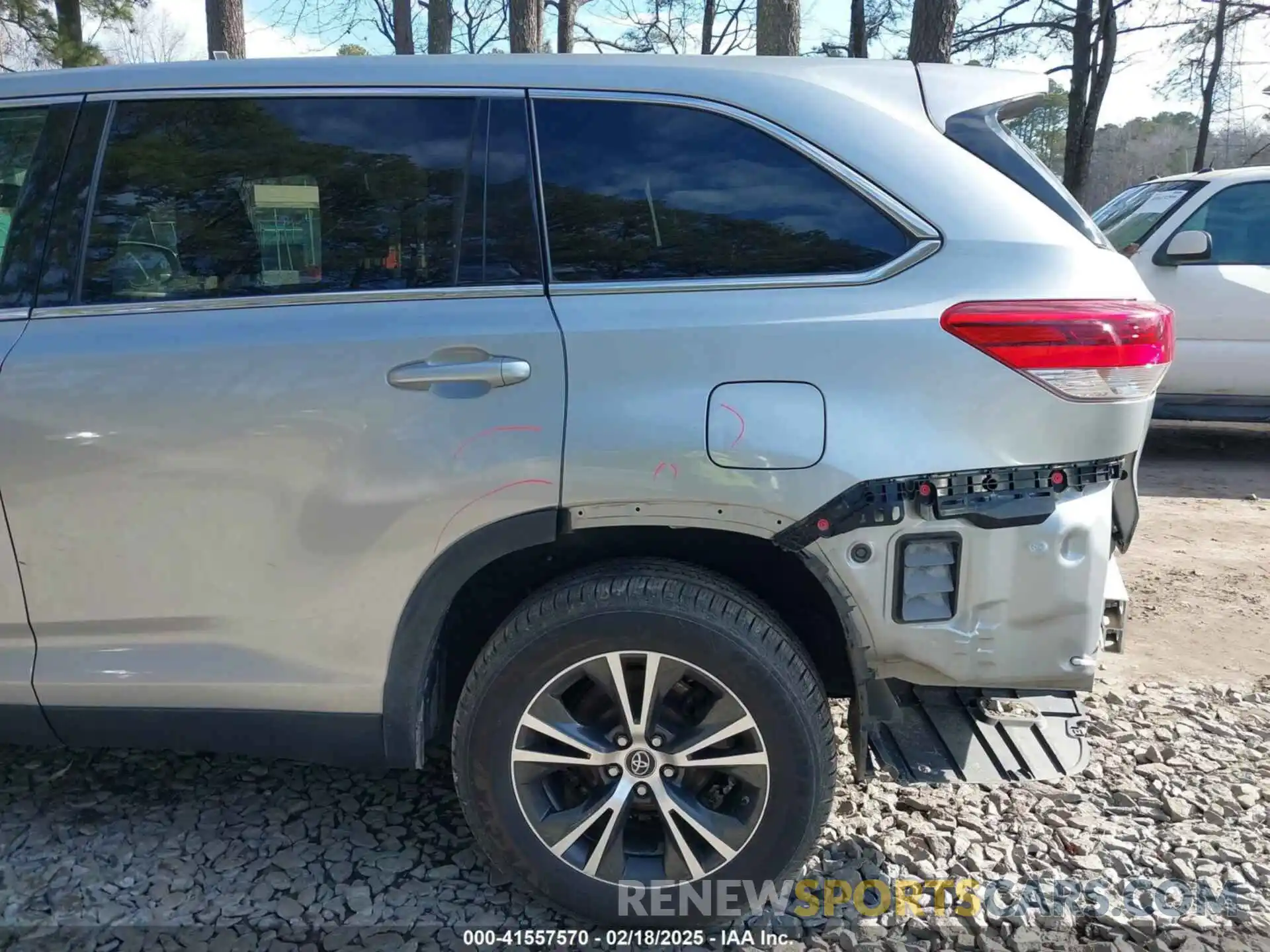 19 Photograph of a damaged car 5TDZZRFH9KS305057 TOYOTA HIGHLANDER 2019