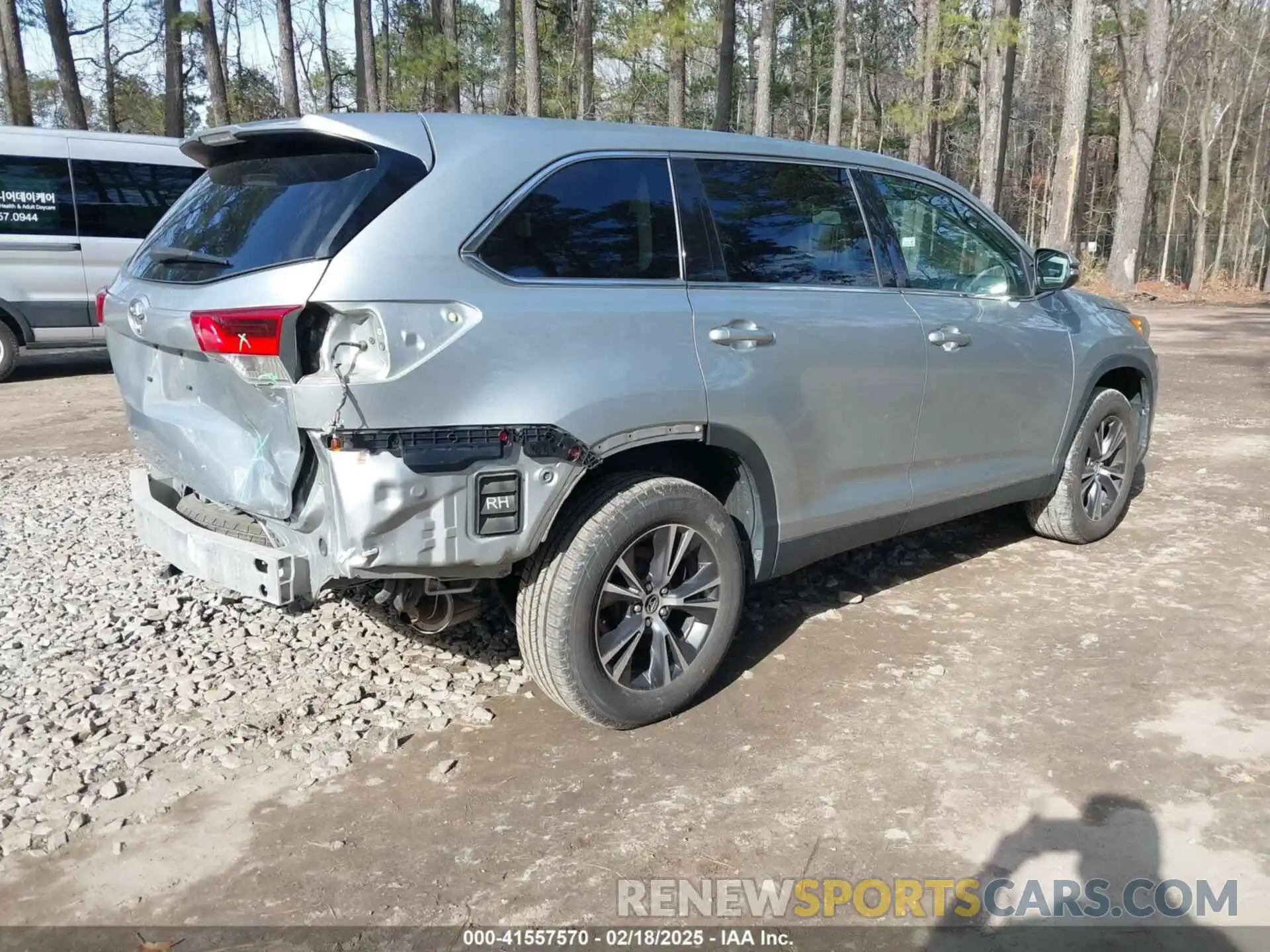 4 Photograph of a damaged car 5TDZZRFH9KS305057 TOYOTA HIGHLANDER 2019