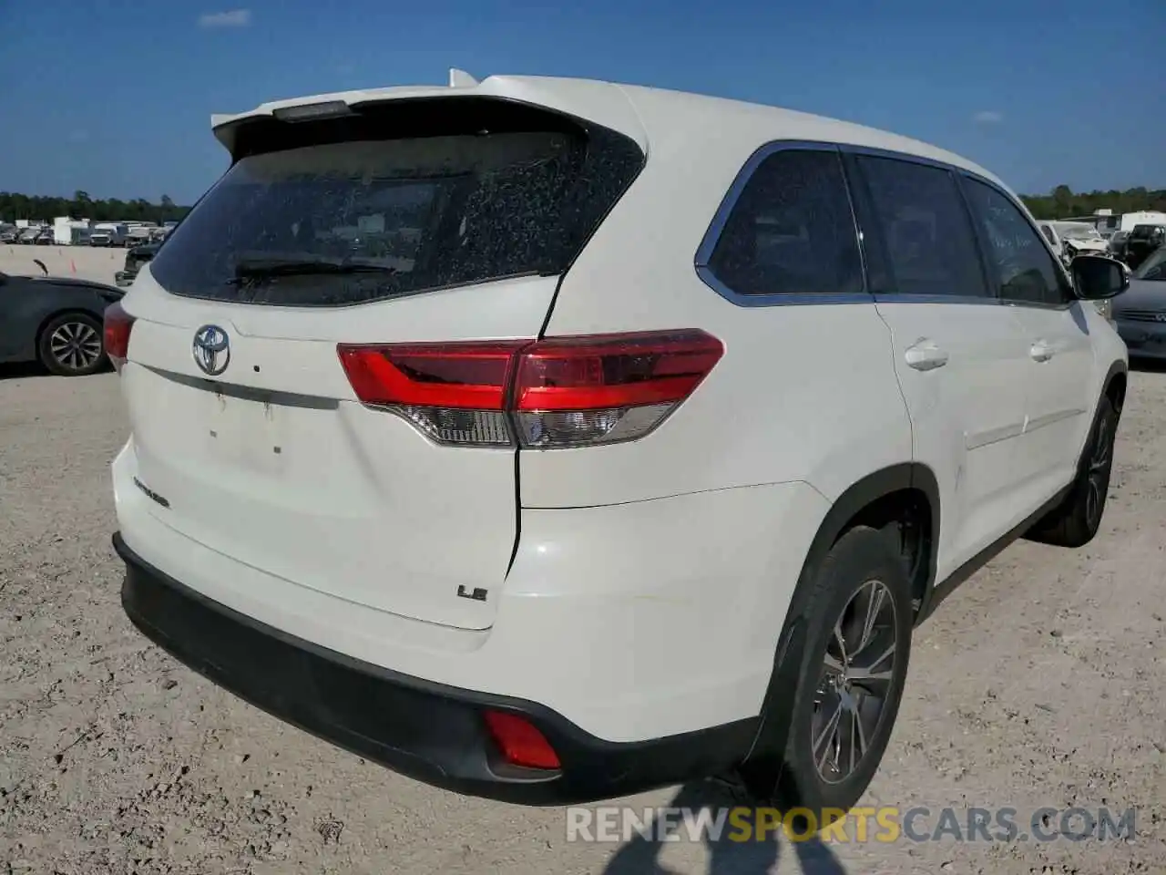 4 Photograph of a damaged car 5TDZZRFH9KS306676 TOYOTA HIGHLANDER 2019