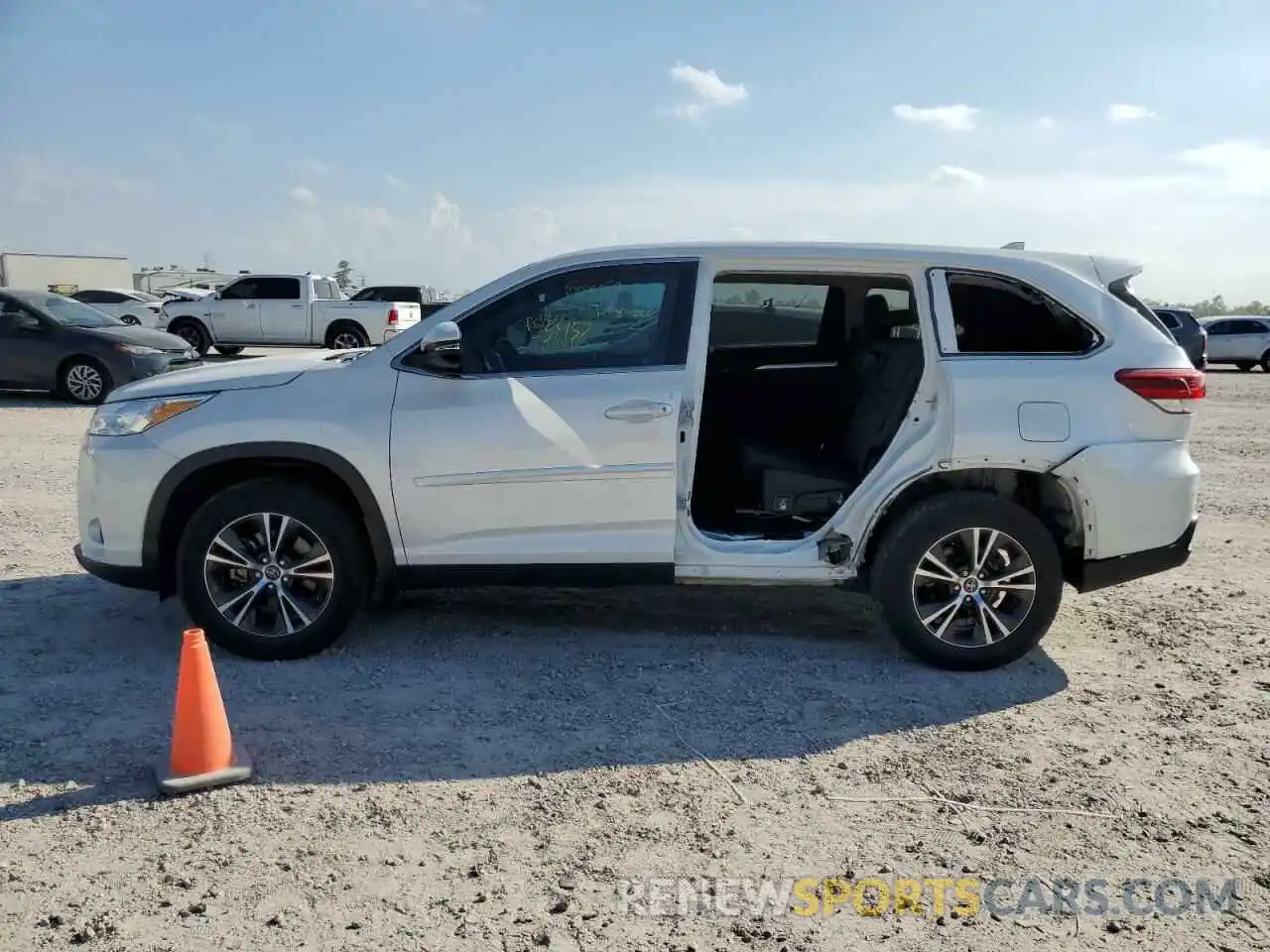 9 Photograph of a damaged car 5TDZZRFH9KS306676 TOYOTA HIGHLANDER 2019