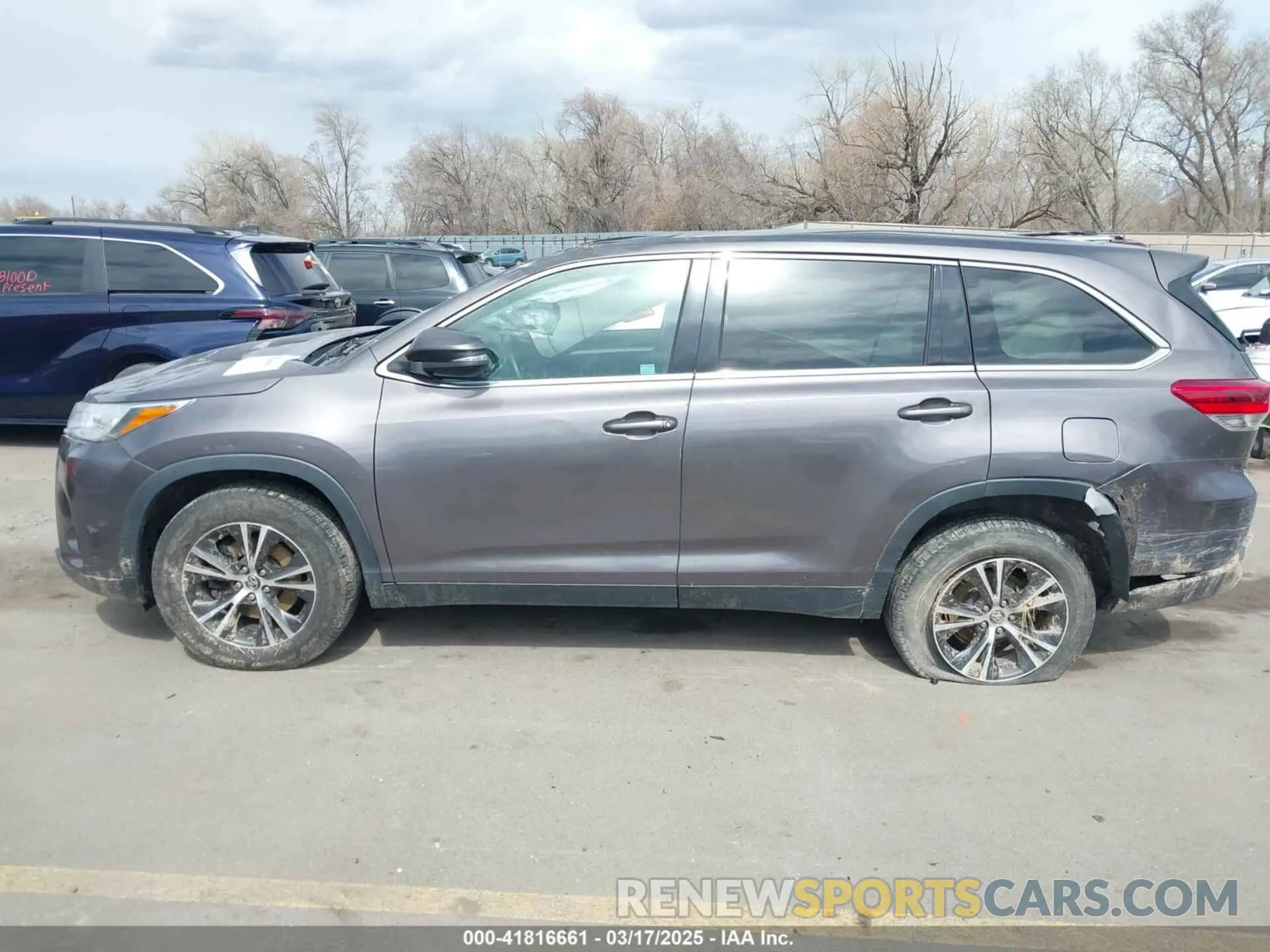 13 Photograph of a damaged car 5TDZZRFH9KS313370 TOYOTA HIGHLANDER 2019