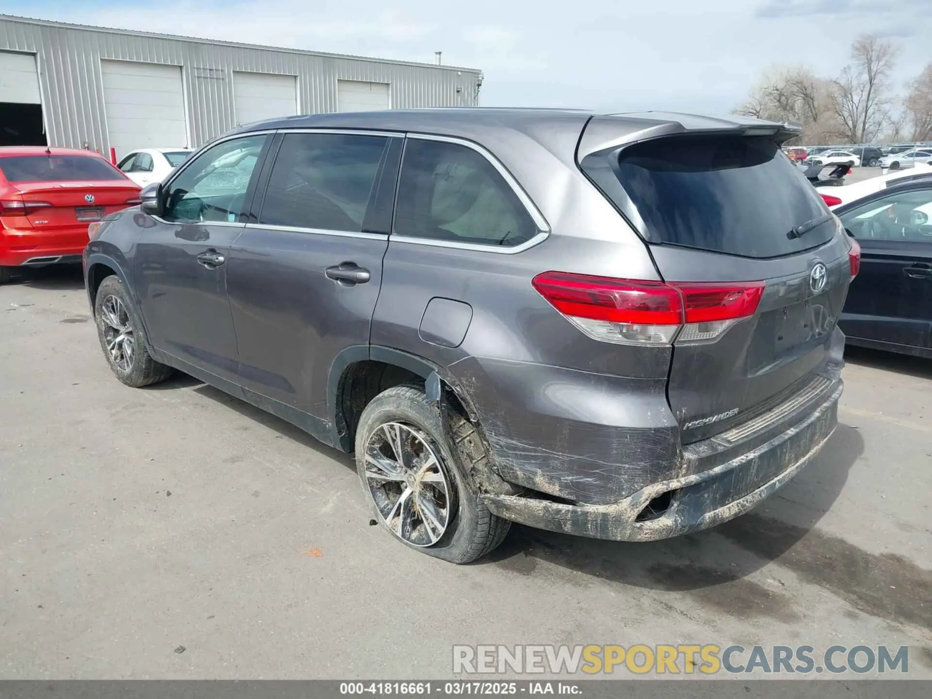 3 Photograph of a damaged car 5TDZZRFH9KS313370 TOYOTA HIGHLANDER 2019