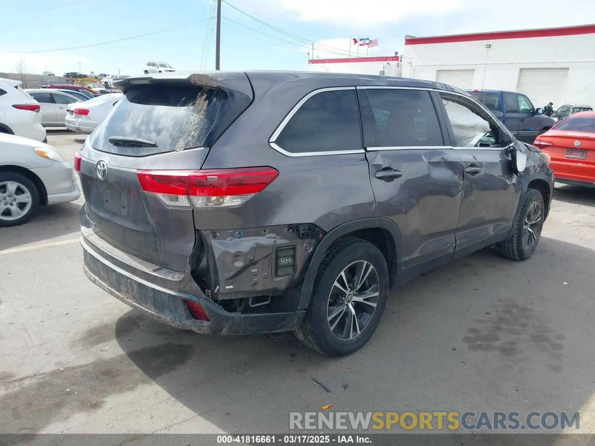 4 Photograph of a damaged car 5TDZZRFH9KS313370 TOYOTA HIGHLANDER 2019