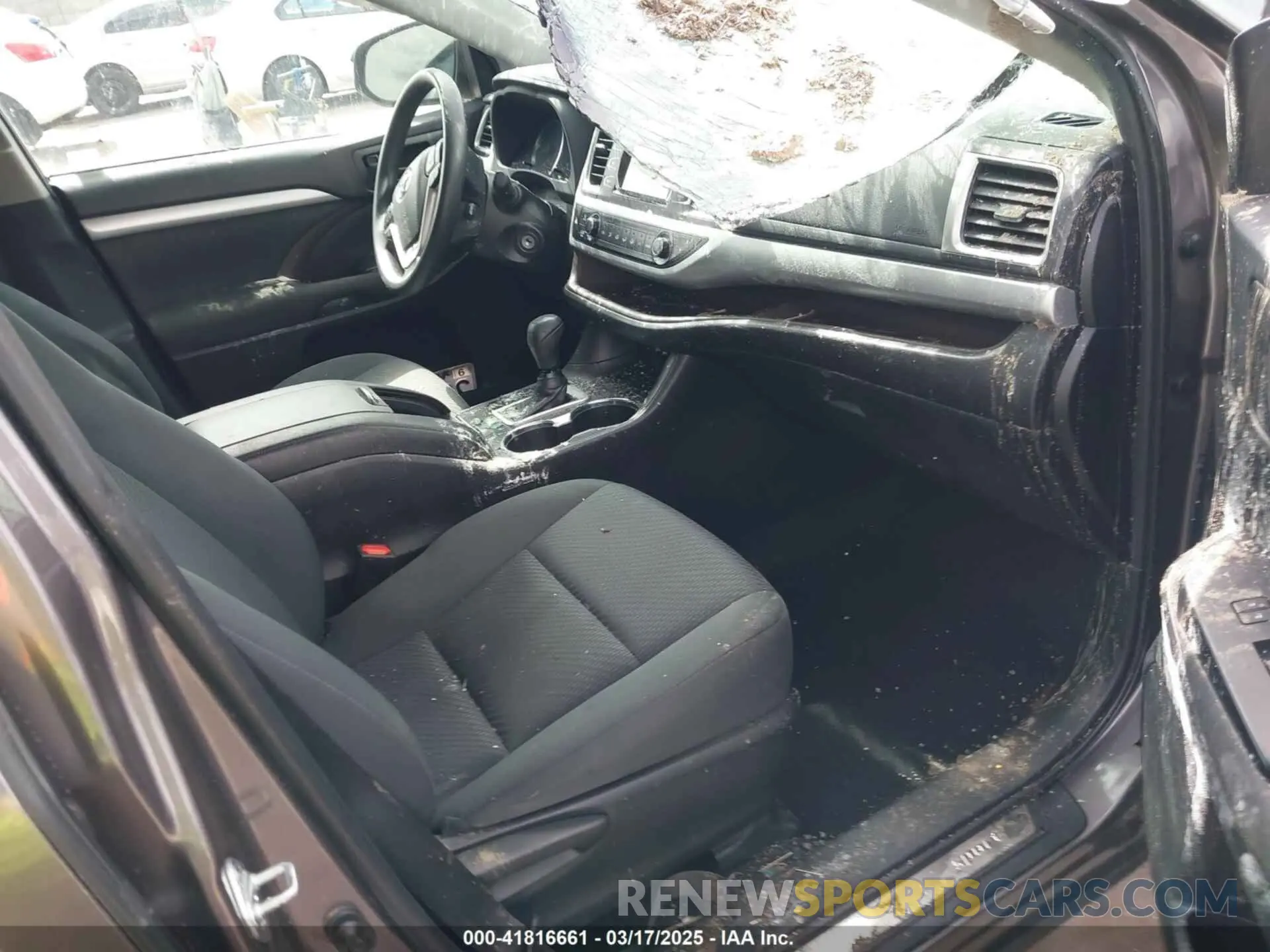 5 Photograph of a damaged car 5TDZZRFH9KS313370 TOYOTA HIGHLANDER 2019