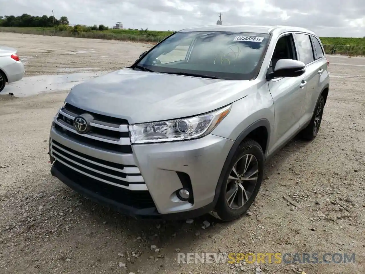 2 Photograph of a damaged car 5TDZZRFH9KS325115 TOYOTA HIGHLANDER 2019