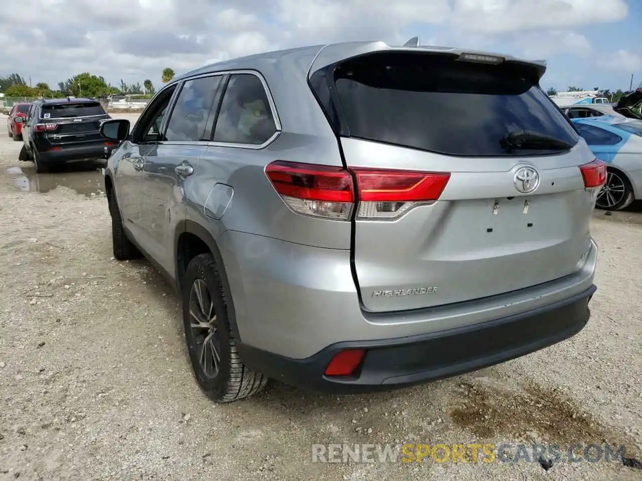 3 Photograph of a damaged car 5TDZZRFH9KS325115 TOYOTA HIGHLANDER 2019