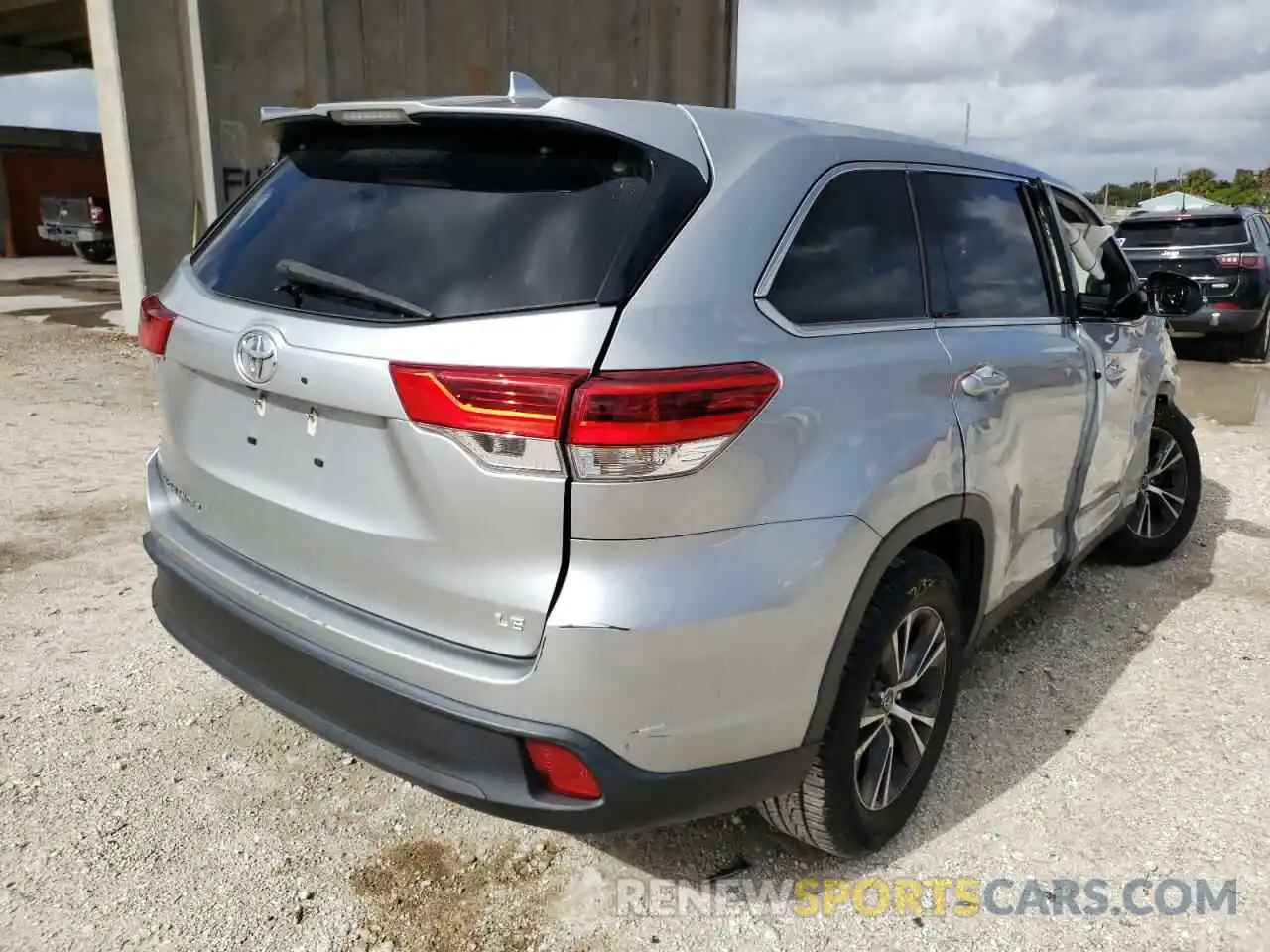 4 Photograph of a damaged car 5TDZZRFH9KS325115 TOYOTA HIGHLANDER 2019