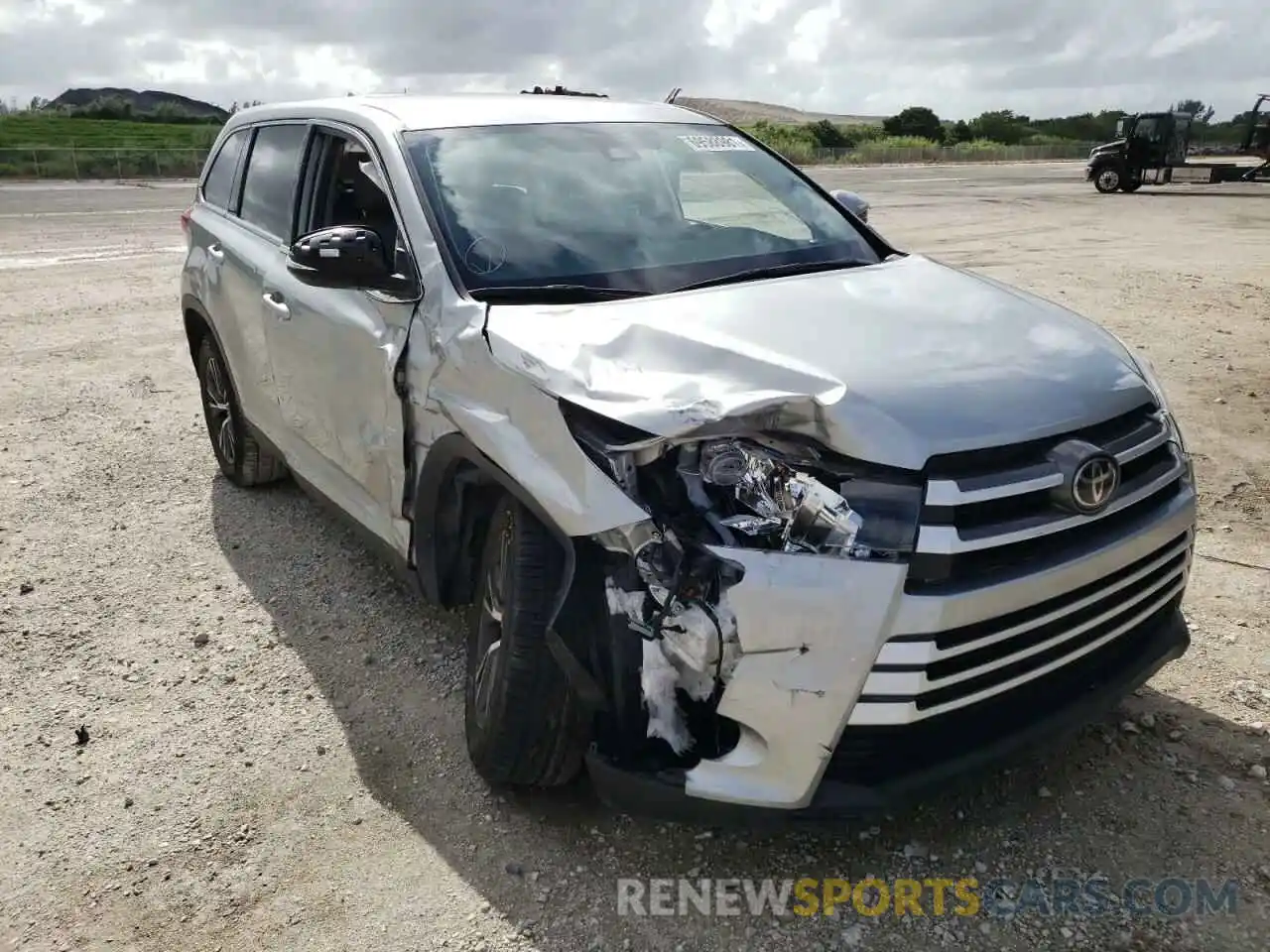 9 Photograph of a damaged car 5TDZZRFH9KS325115 TOYOTA HIGHLANDER 2019