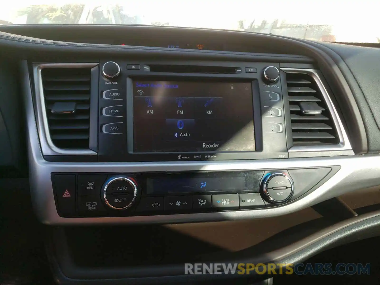 9 Photograph of a damaged car 5TDZZRFH9KS327415 TOYOTA HIGHLANDER 2019