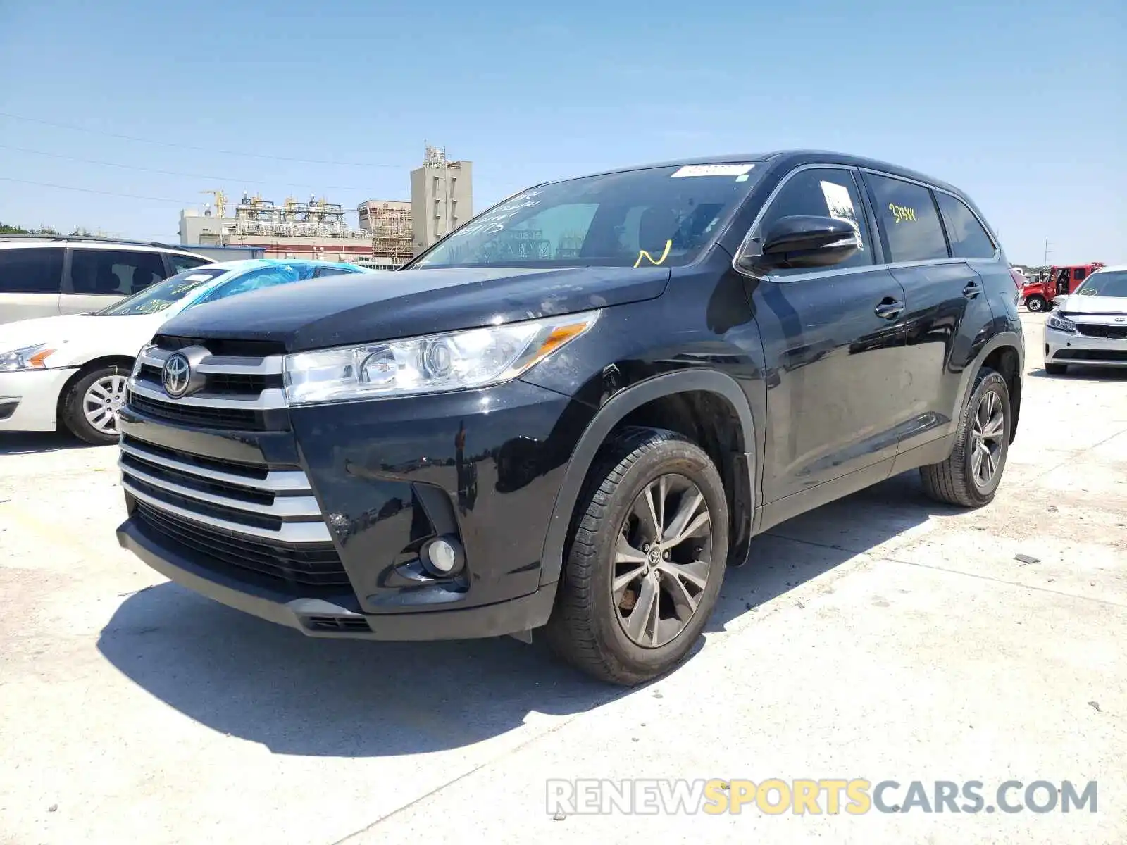 2 Photograph of a damaged car 5TDZZRFH9KS339175 TOYOTA HIGHLANDER 2019