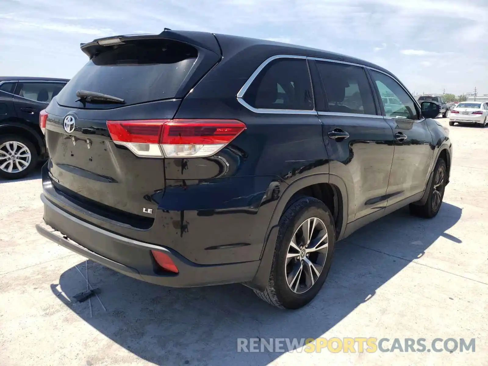 4 Photograph of a damaged car 5TDZZRFH9KS339175 TOYOTA HIGHLANDER 2019