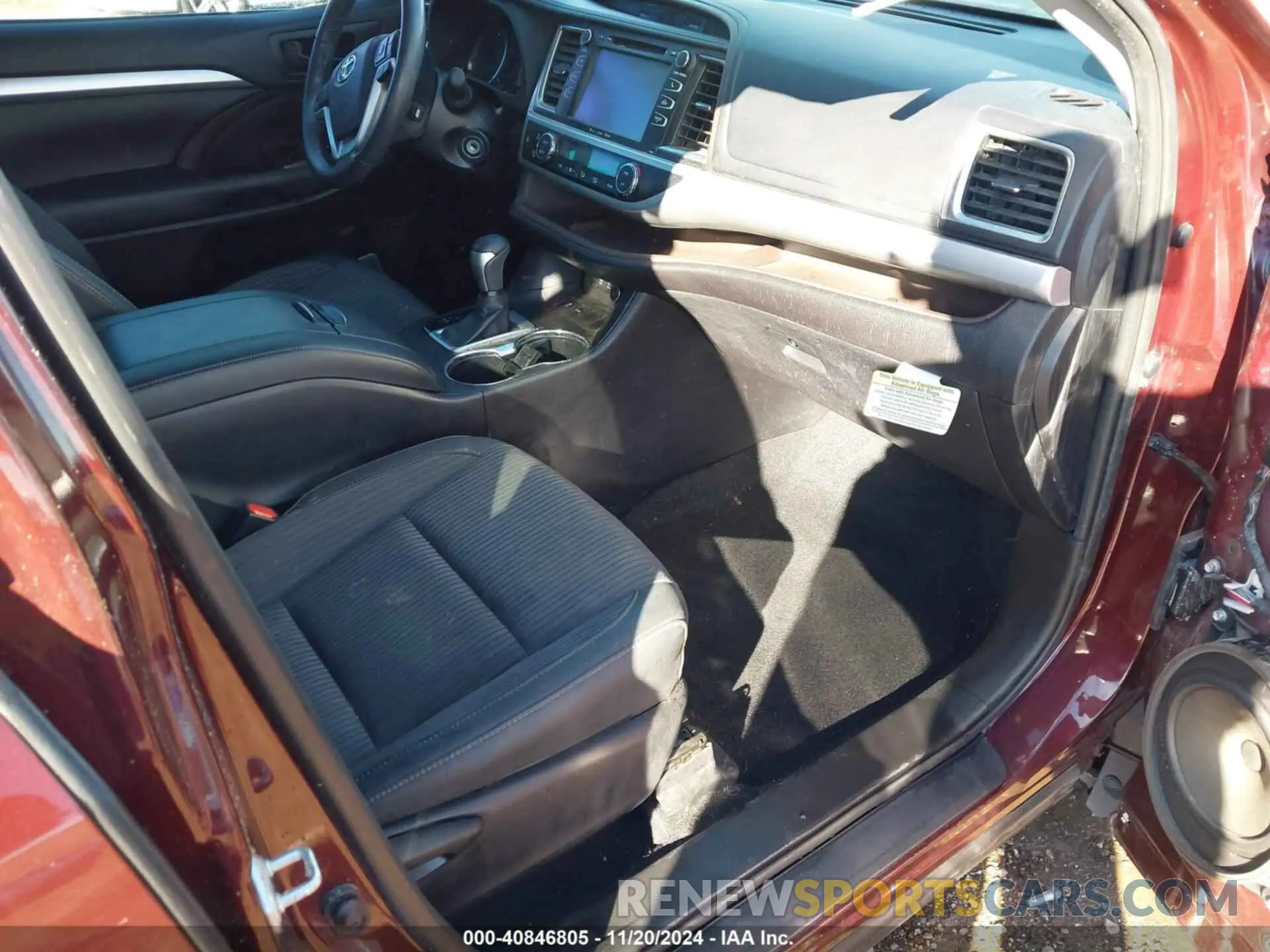 5 Photograph of a damaged car 5TDZZRFH9KS342786 TOYOTA HIGHLANDER 2019