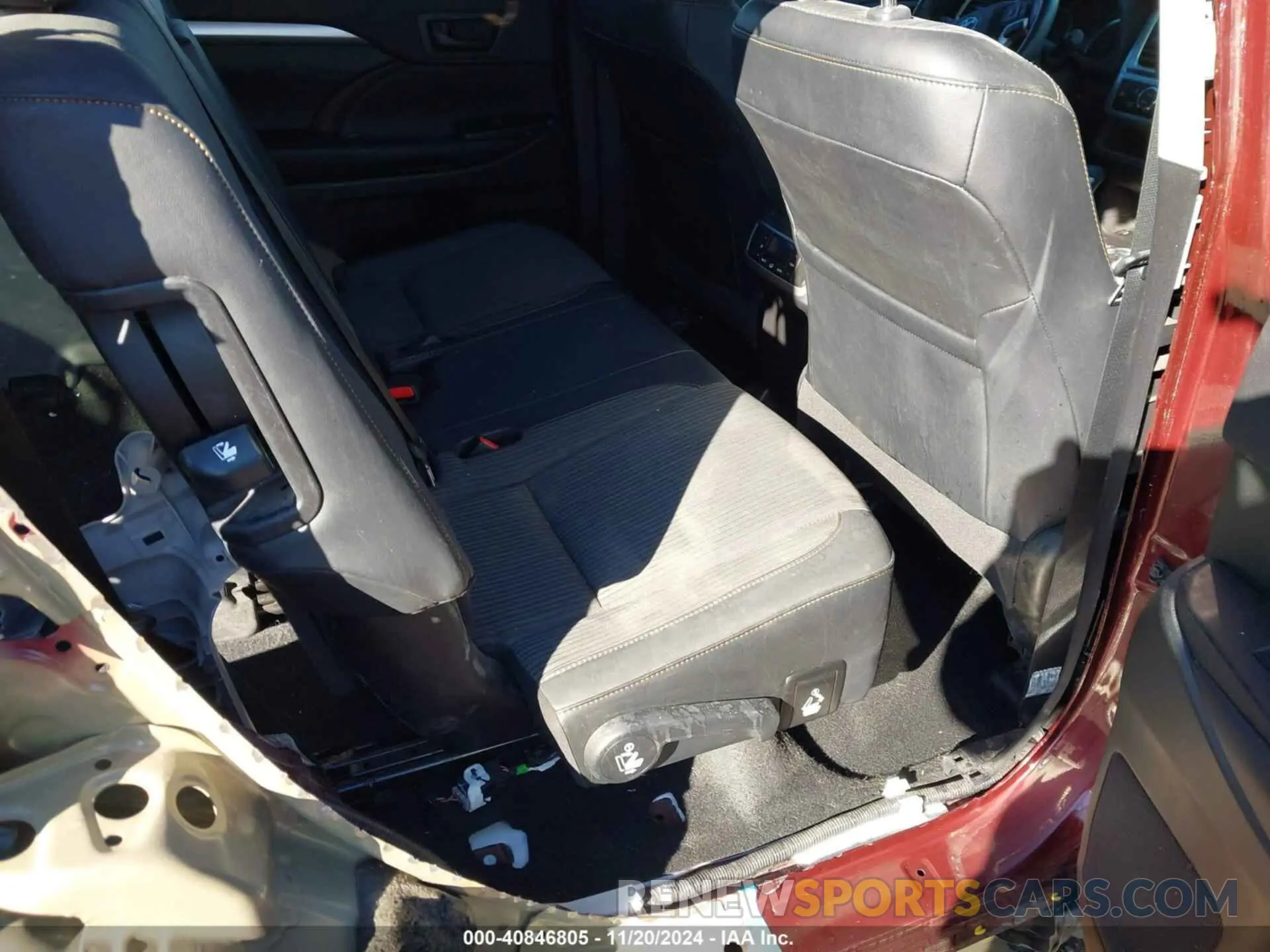 8 Photograph of a damaged car 5TDZZRFH9KS342786 TOYOTA HIGHLANDER 2019