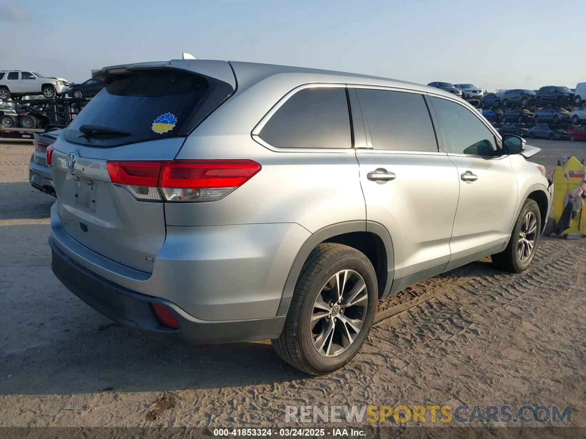 4 Photograph of a damaged car 5TDZZRFH9KS345333 TOYOTA HIGHLANDER 2019