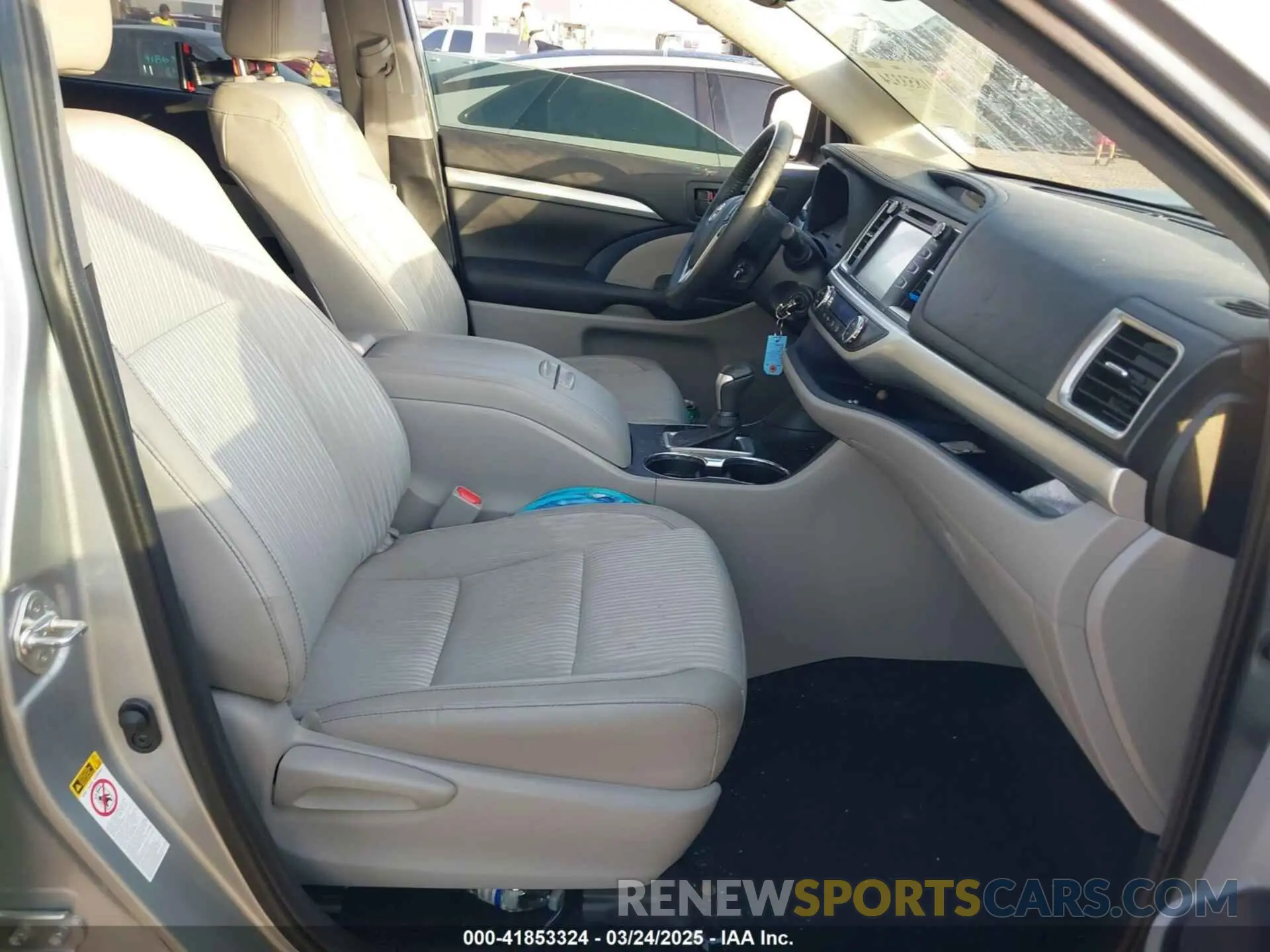 5 Photograph of a damaged car 5TDZZRFH9KS345333 TOYOTA HIGHLANDER 2019