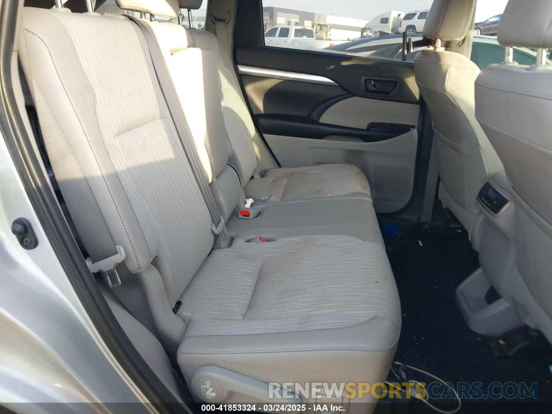 8 Photograph of a damaged car 5TDZZRFH9KS345333 TOYOTA HIGHLANDER 2019