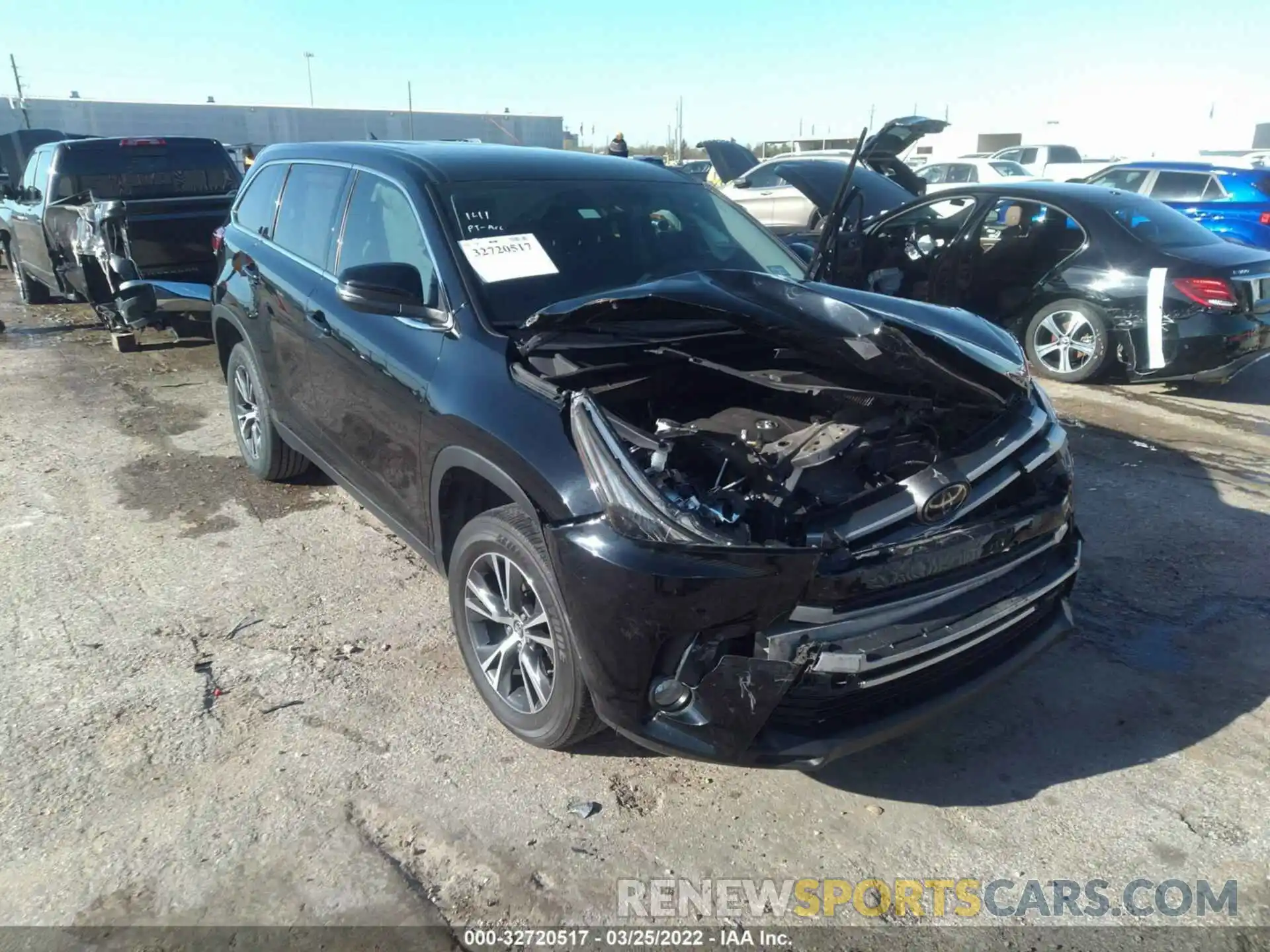 1 Photograph of a damaged car 5TDZZRFH9KS351990 TOYOTA HIGHLANDER 2019