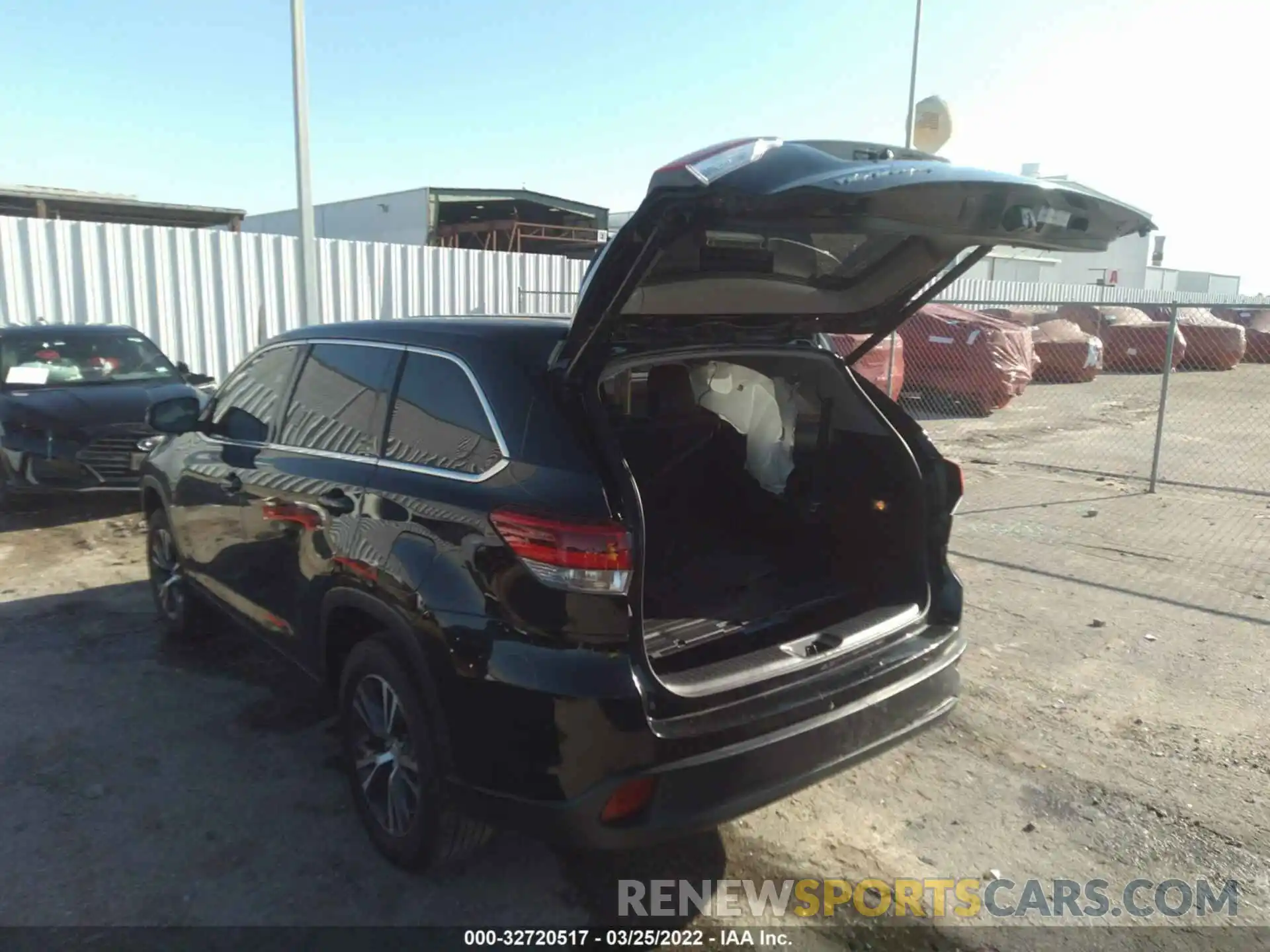 3 Photograph of a damaged car 5TDZZRFH9KS351990 TOYOTA HIGHLANDER 2019