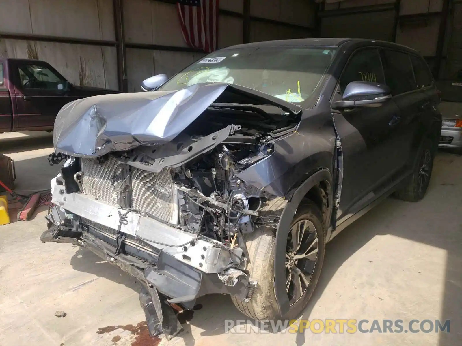 2 Photograph of a damaged car 5TDZZRFH9KS363525 TOYOTA HIGHLANDER 2019