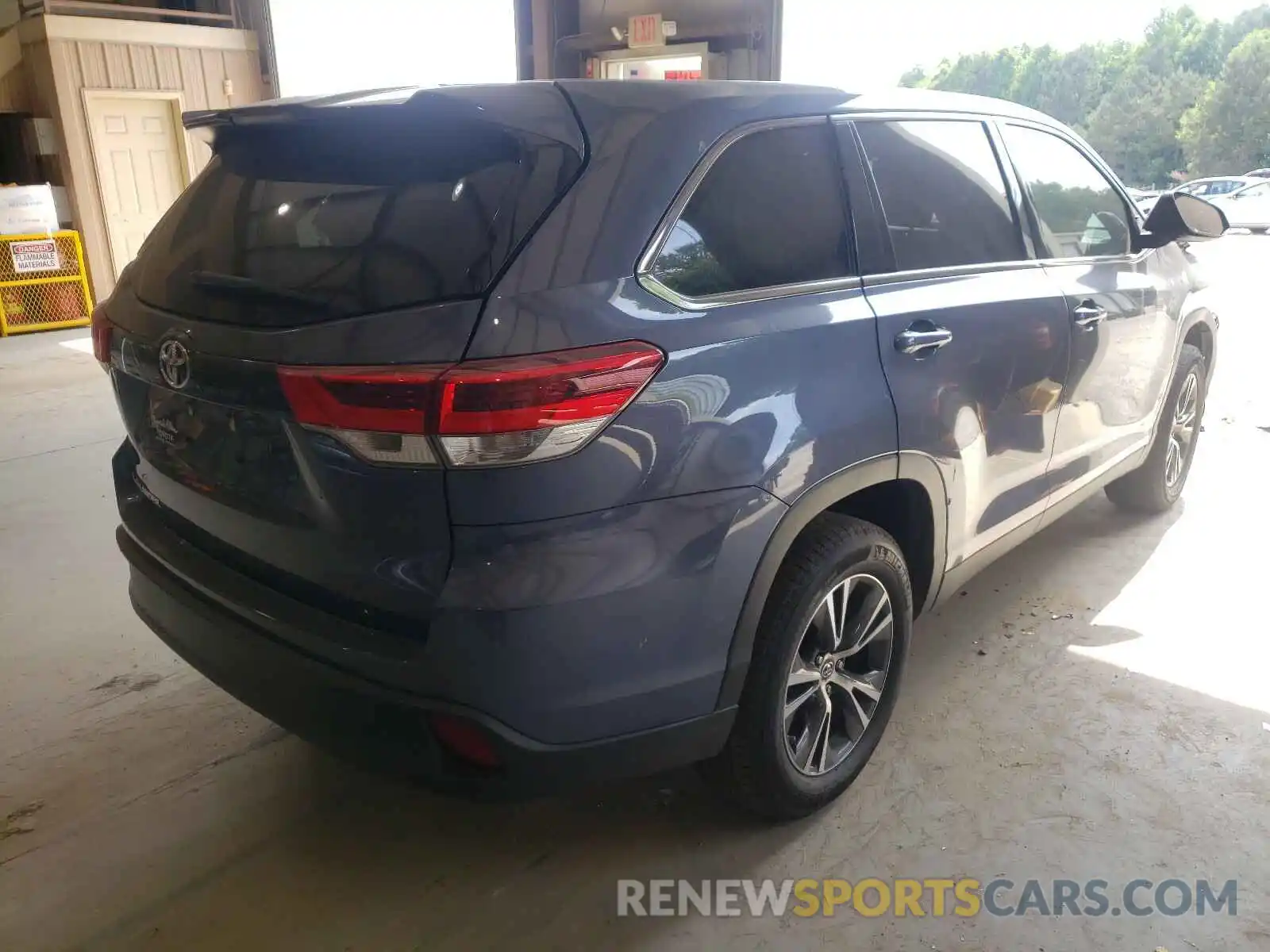 4 Photograph of a damaged car 5TDZZRFH9KS363525 TOYOTA HIGHLANDER 2019