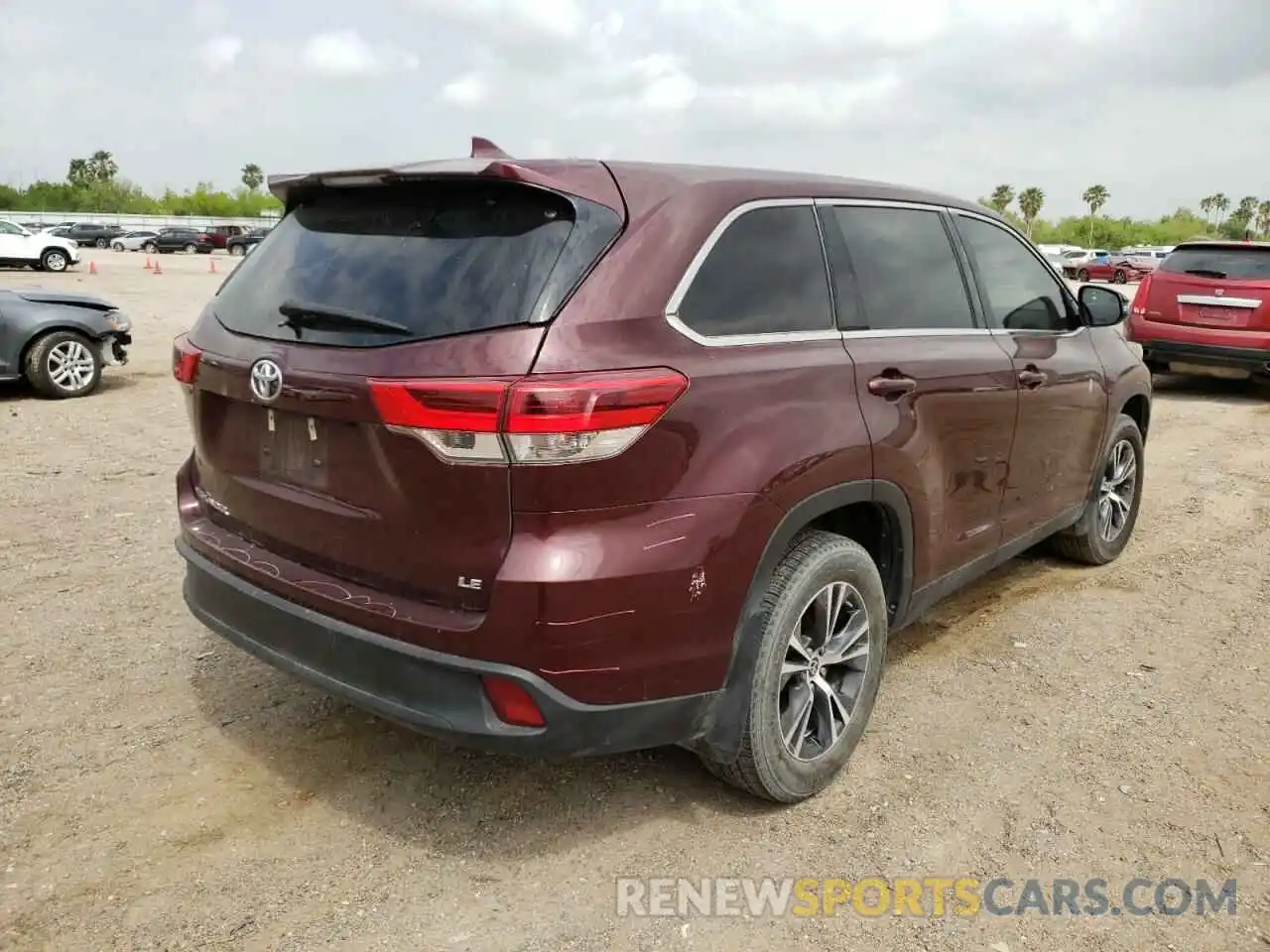 4 Photograph of a damaged car 5TDZZRFH9KS369518 TOYOTA HIGHLANDER 2019