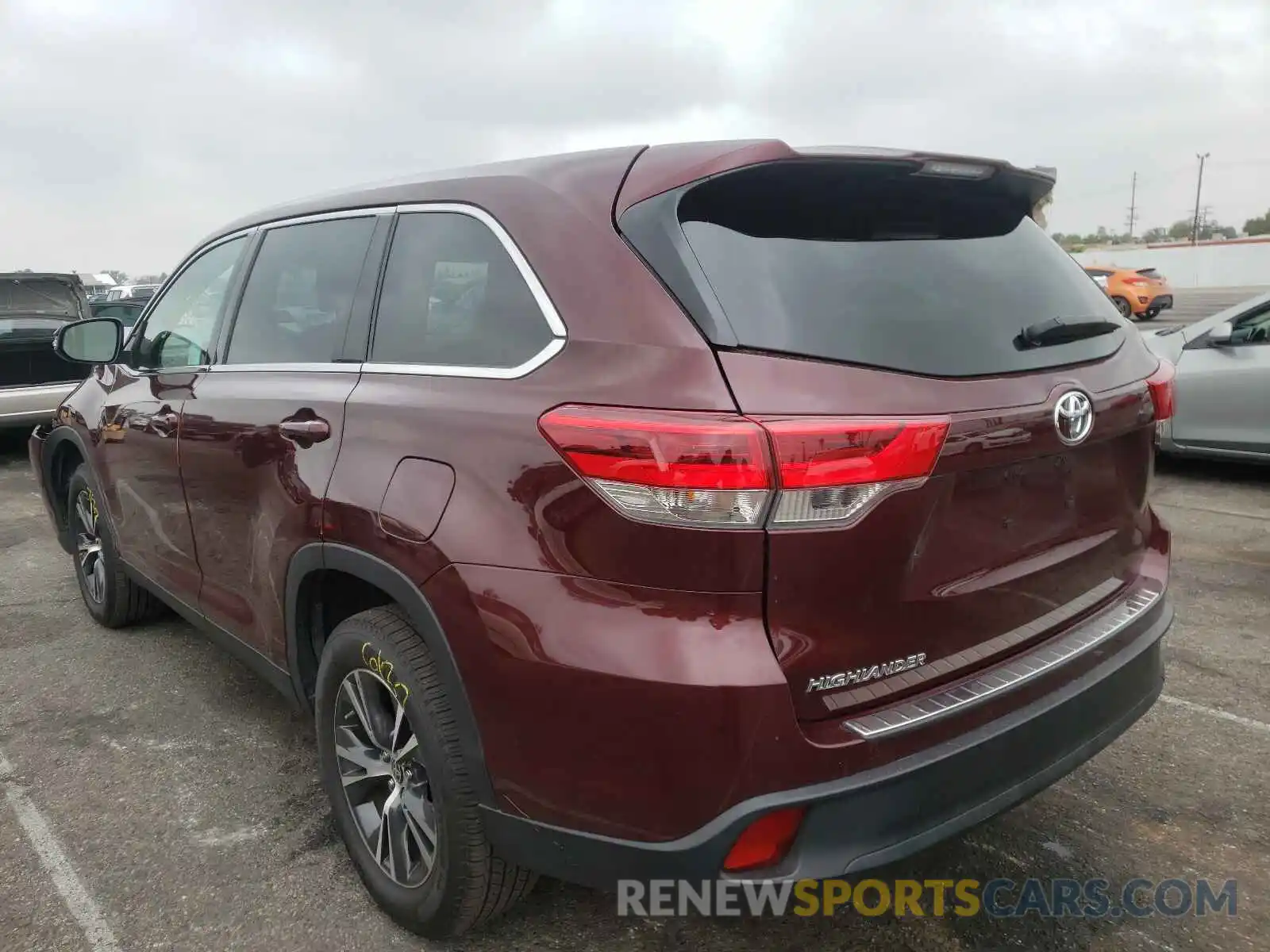 3 Photograph of a damaged car 5TDZZRFH9KS370409 TOYOTA HIGHLANDER 2019