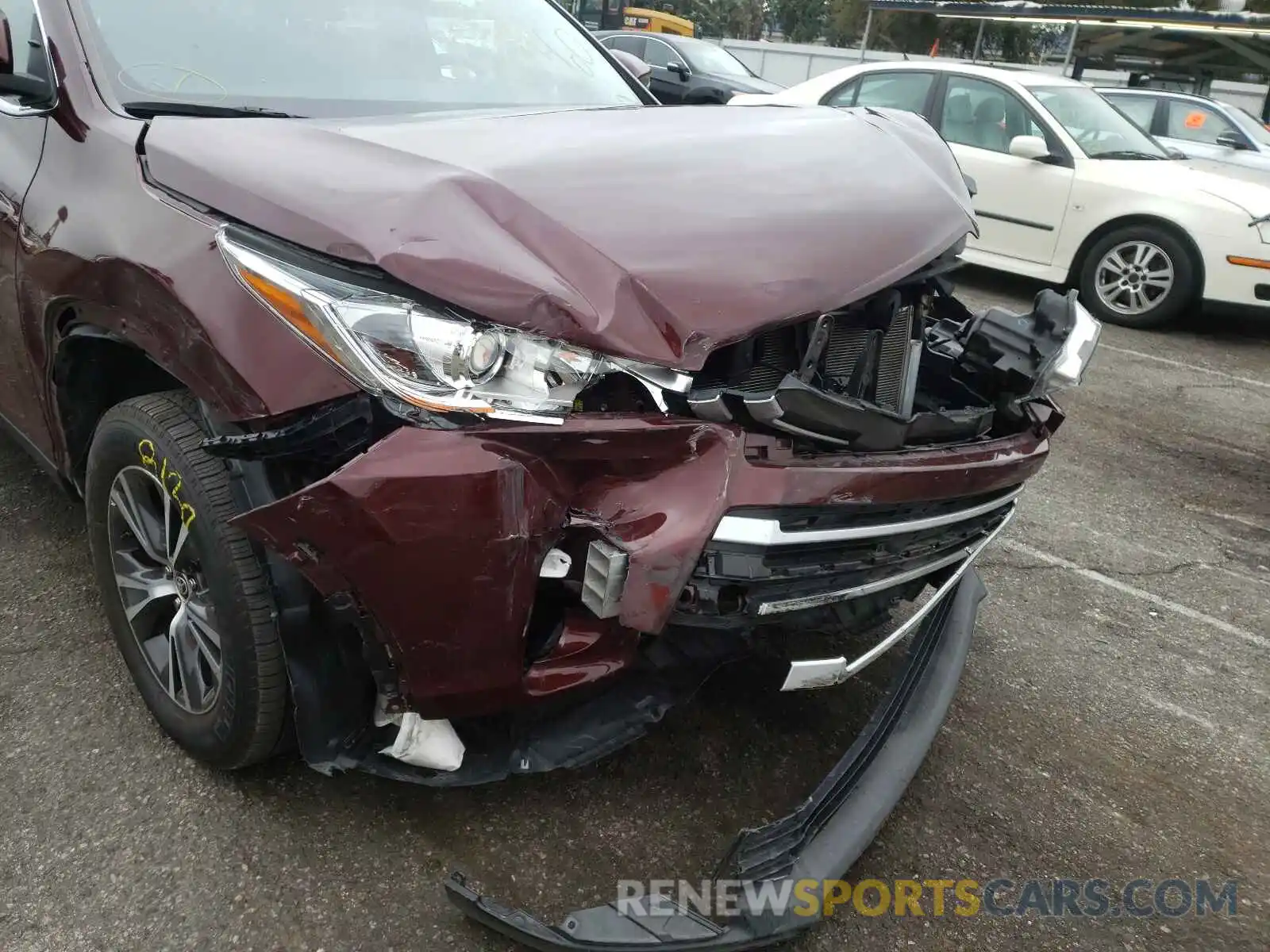 9 Photograph of a damaged car 5TDZZRFH9KS370409 TOYOTA HIGHLANDER 2019